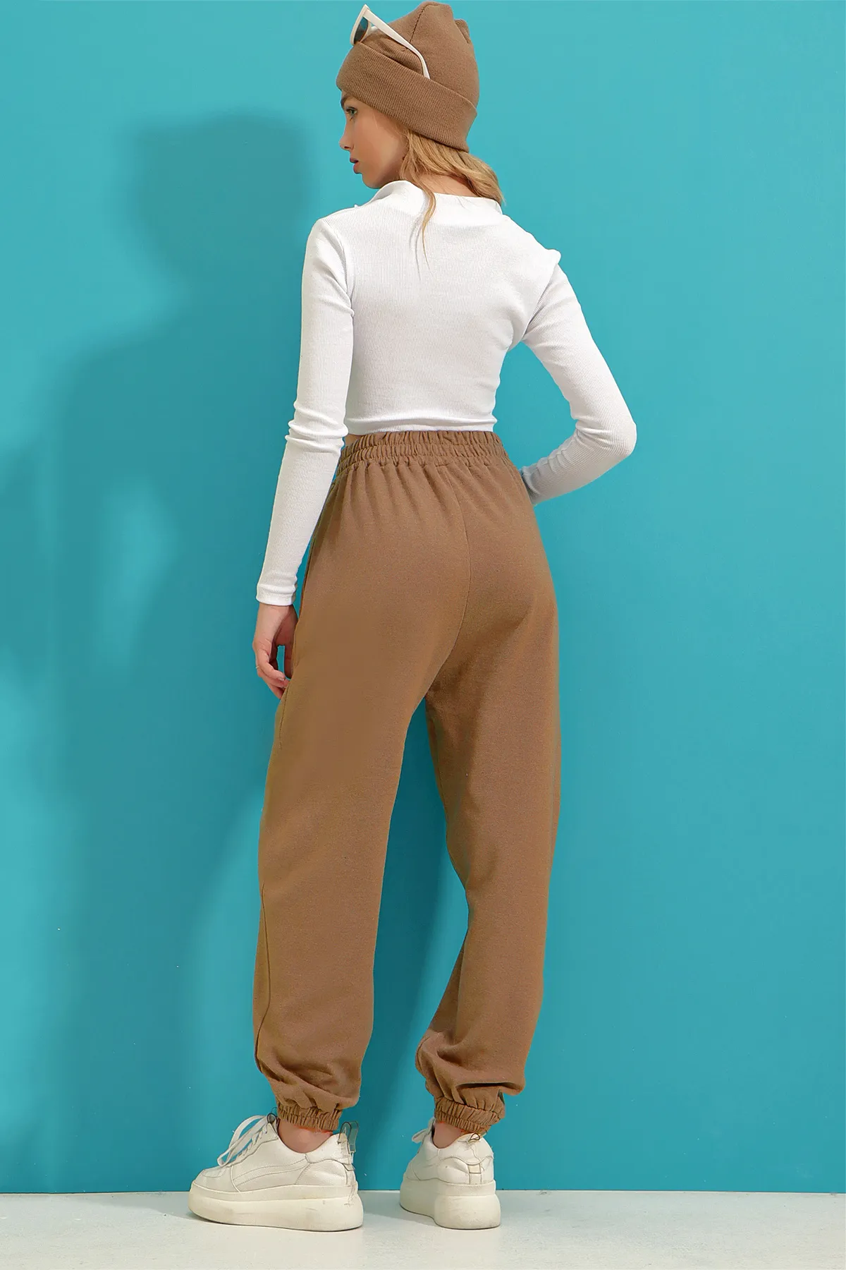 Trend Alaçatı Stili  Milchbraune Jogginghose mit hoher Taille und zwei gerippten Taschen an der Innenseite für Damen ALC-X9365
