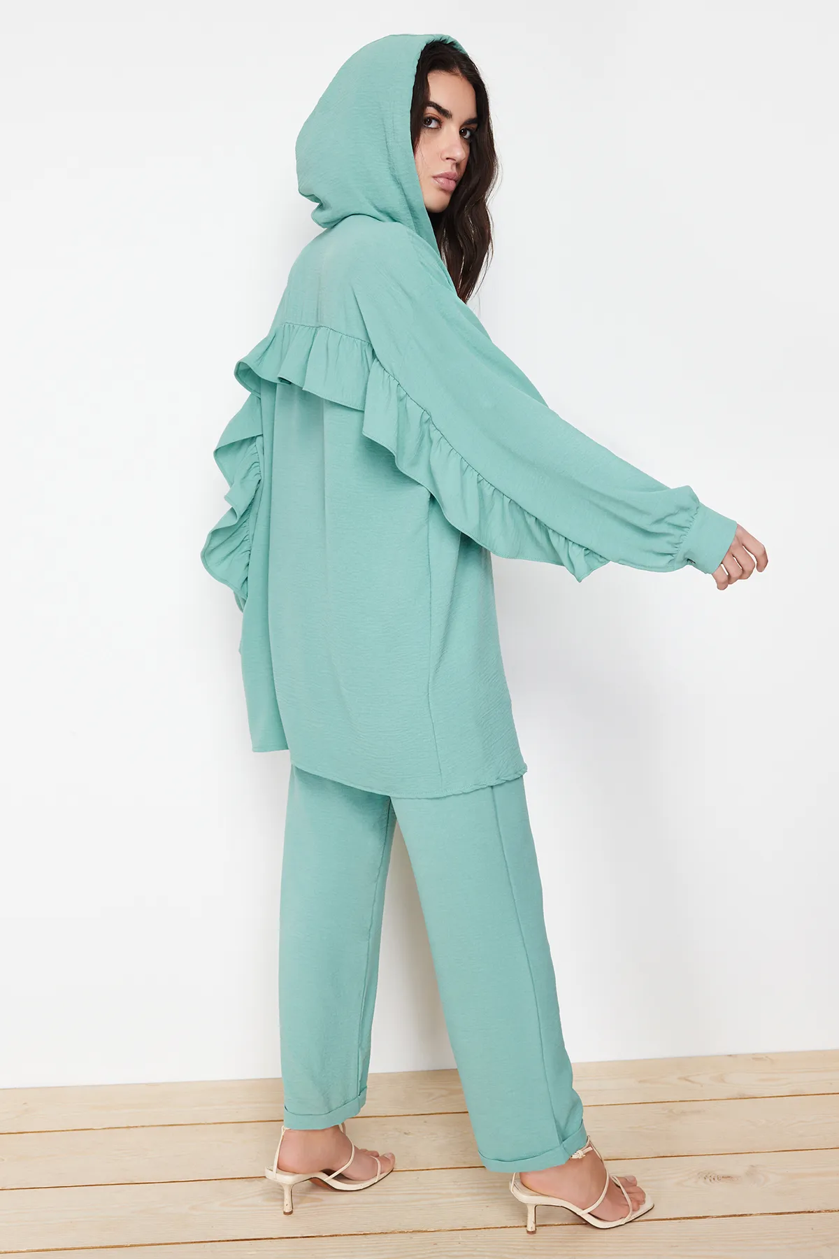 Trendyol Modest  Mintgrünes Rüschen-Detail-Set aus gewebtem Aerobin-Unterteil und Obermaterial TCTSS24US00026
