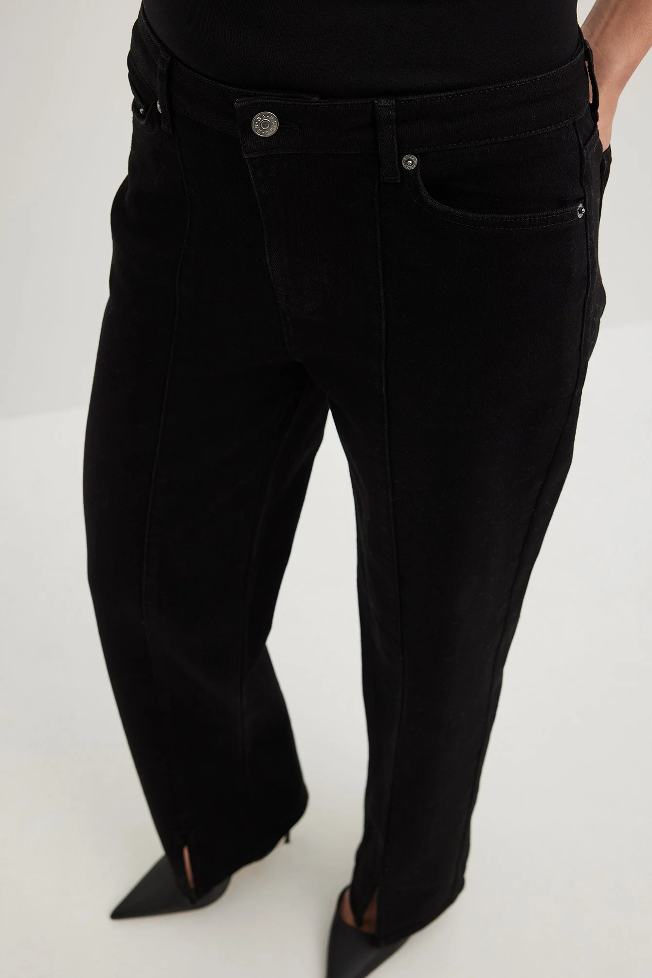 Jeans mit mittlerer Taille und Schlitzdetail