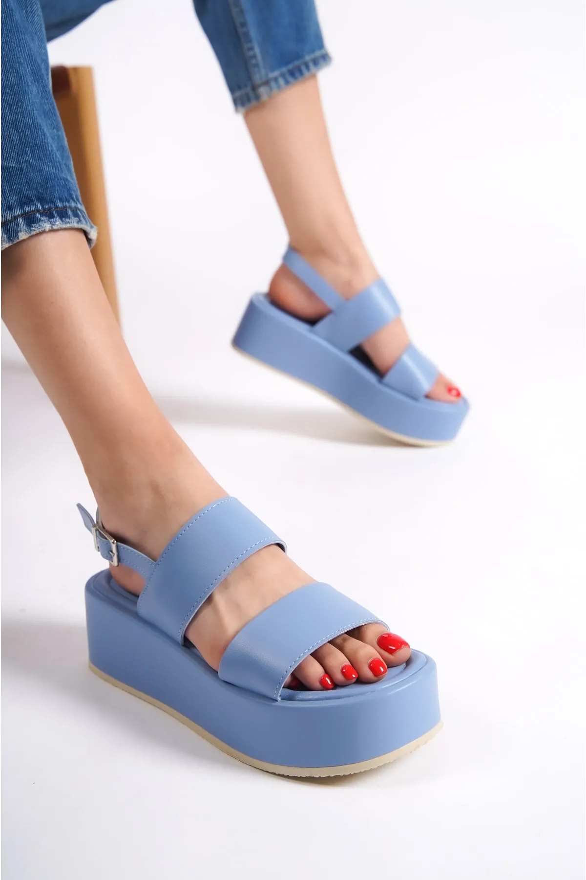 Capone Outfitters  Capone dicke, doppelt geschnallte Keilabsatz-Sandalen in Jeansblau für Damen