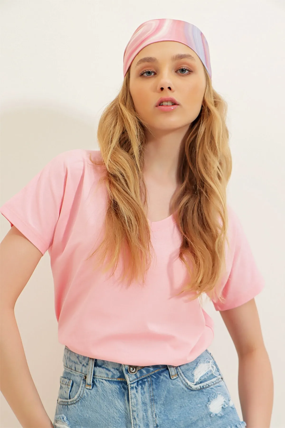 Trend Alaçatı Stili  Damen-Puder-Basic-T-Shirt mit V-Ausschnitt ALC-1045-A