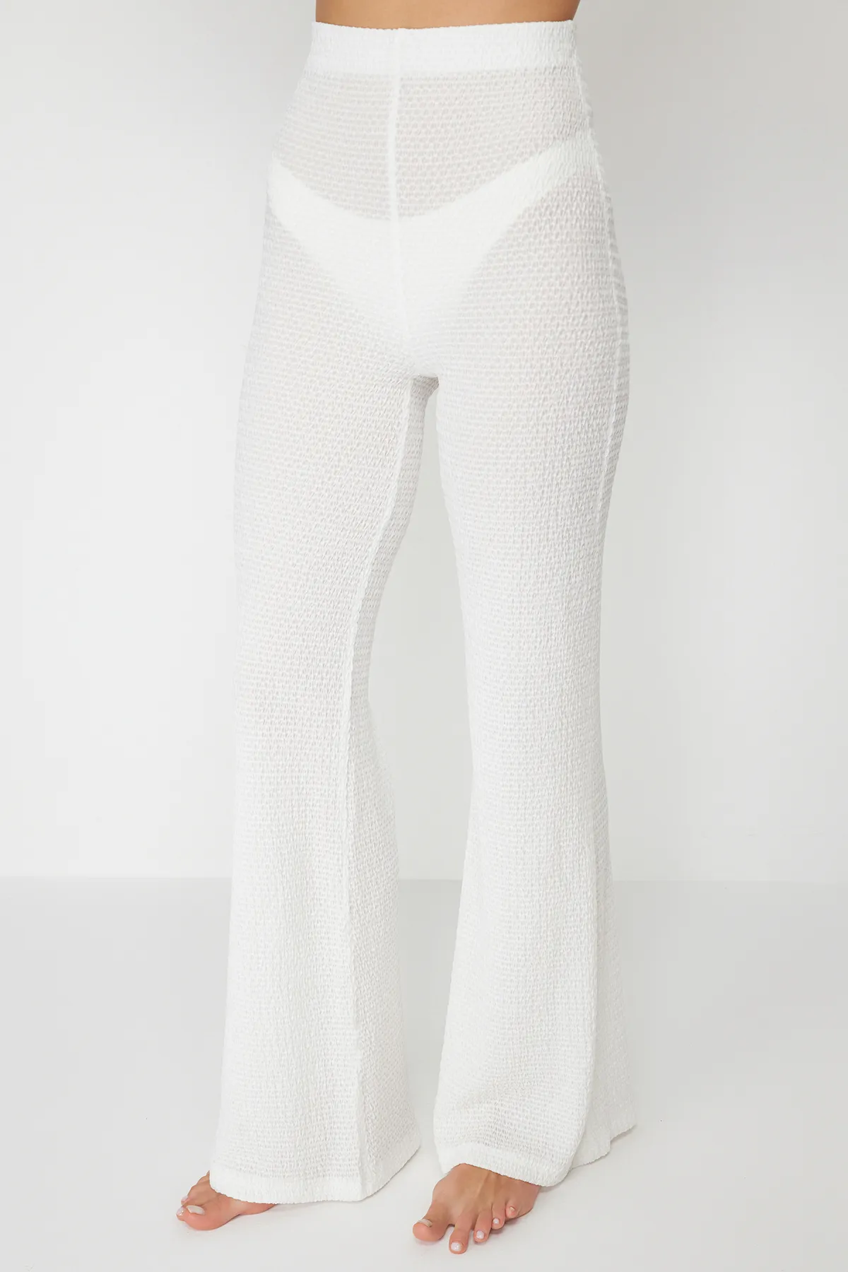 Trendyol Collection  Weißes Strick-Set aus rückenfreier Bluse und Hose TBESS24AU00001