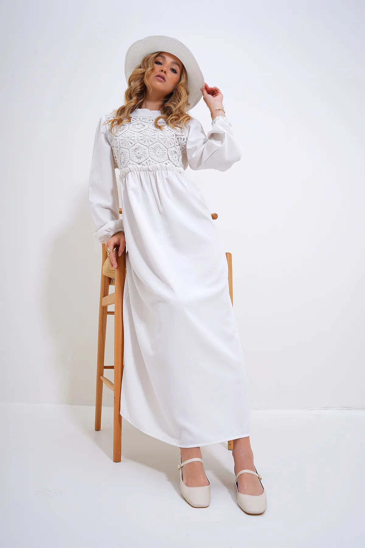 Trend Alaçatı Stili  Weißes Damen-Kleid mit Stehkragen, gehäkeltem geflochtenem Reißverschluss auf der Rückseite ALC-X12025