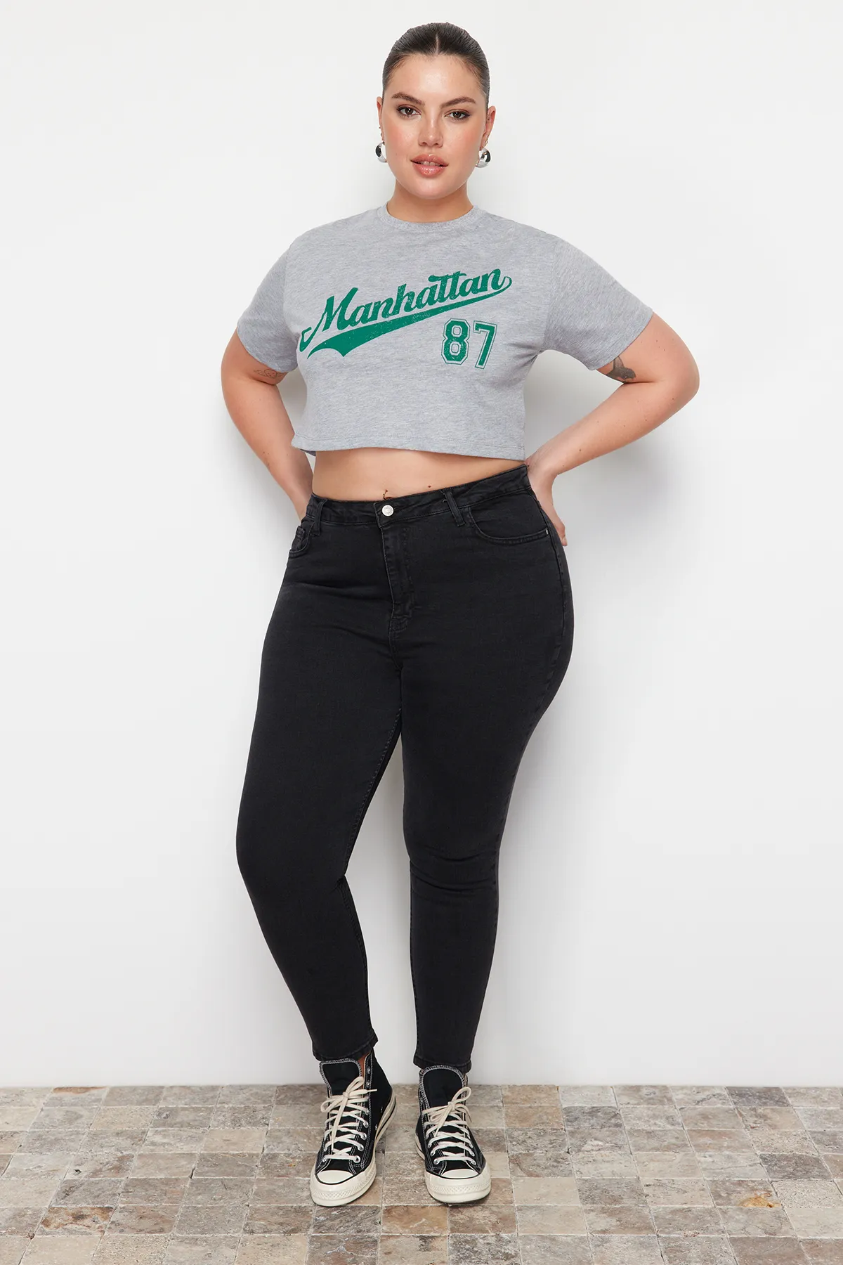 Trendyol Curve  Anthrazitfarbene Röhrenjeans mit hoher Taille TBBAW23JE00003