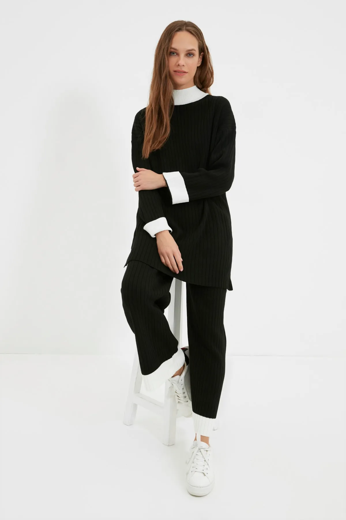 Trendyol Modest  Schwarzer Strickanzug mit Stehkragen und Farbblock-Muster, Pullover und Hose TCTAW22US0080