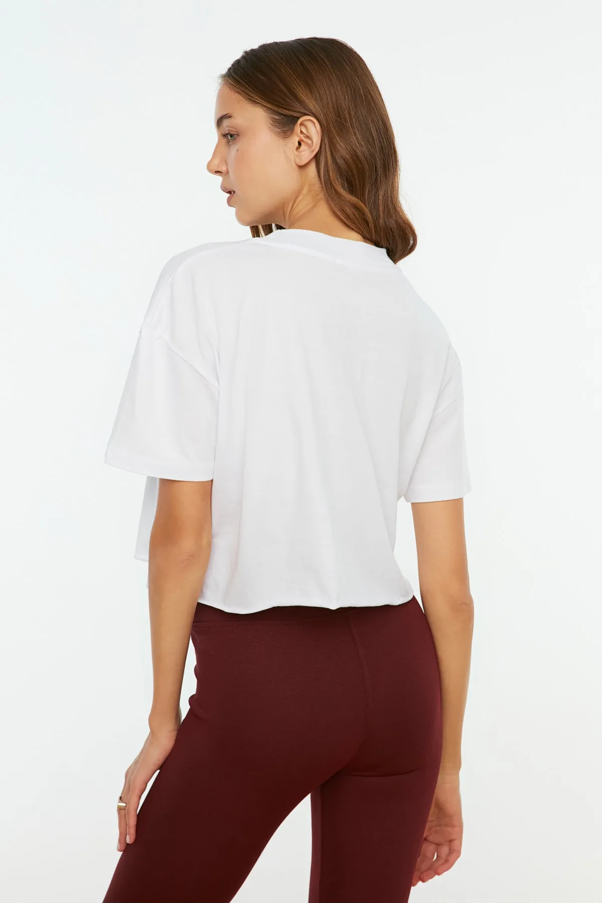 Trendyol Collection  Weißes, kurz geschnittenes Strick-T-Shirt aus 100 % Baumwolle mit Stehkragen TWOSS20TS0287