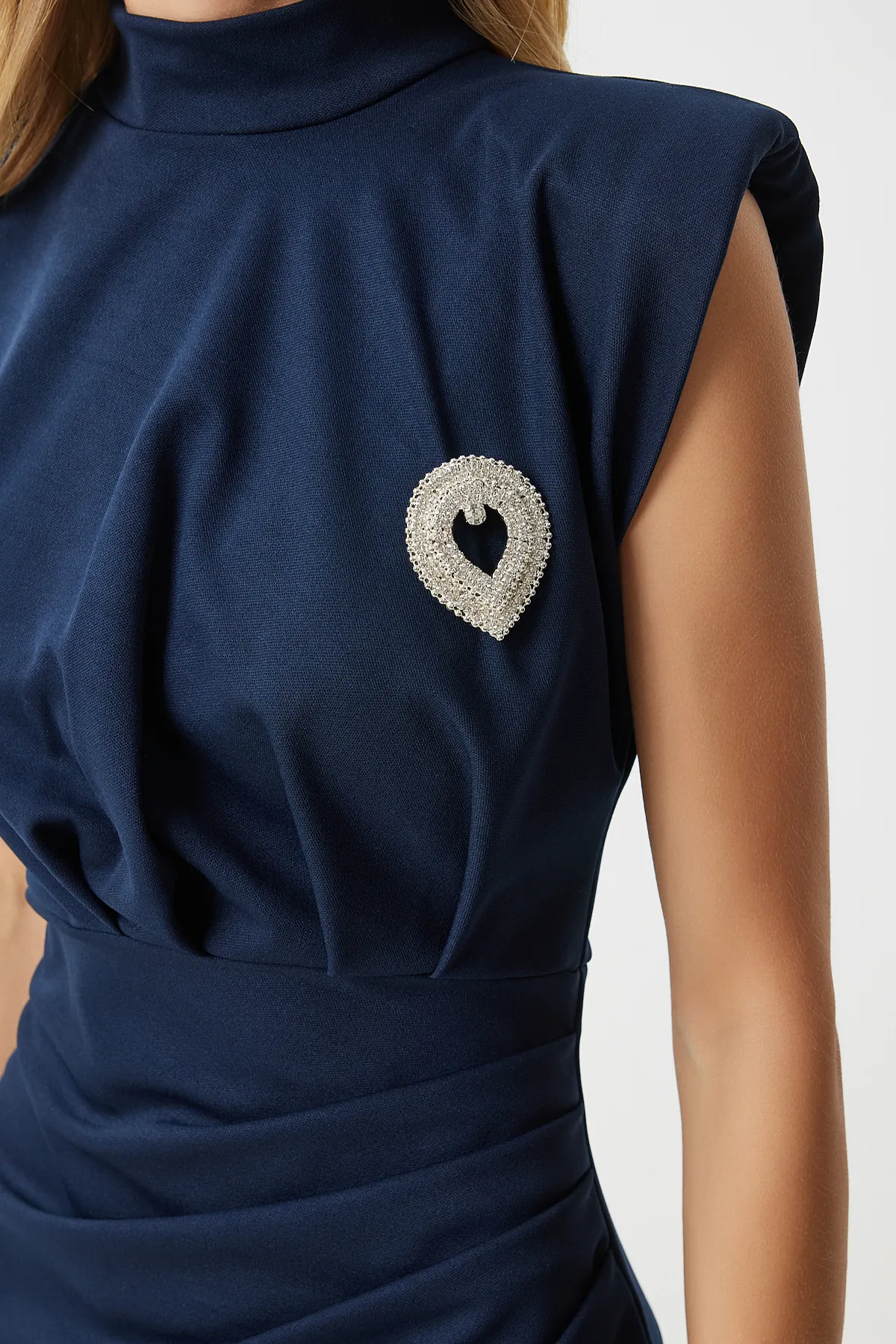 Happiness İstanbul  Marineblaues stilvolles Strickkleid mit Brosche und Kordelzug, Saran Modell DE00029
