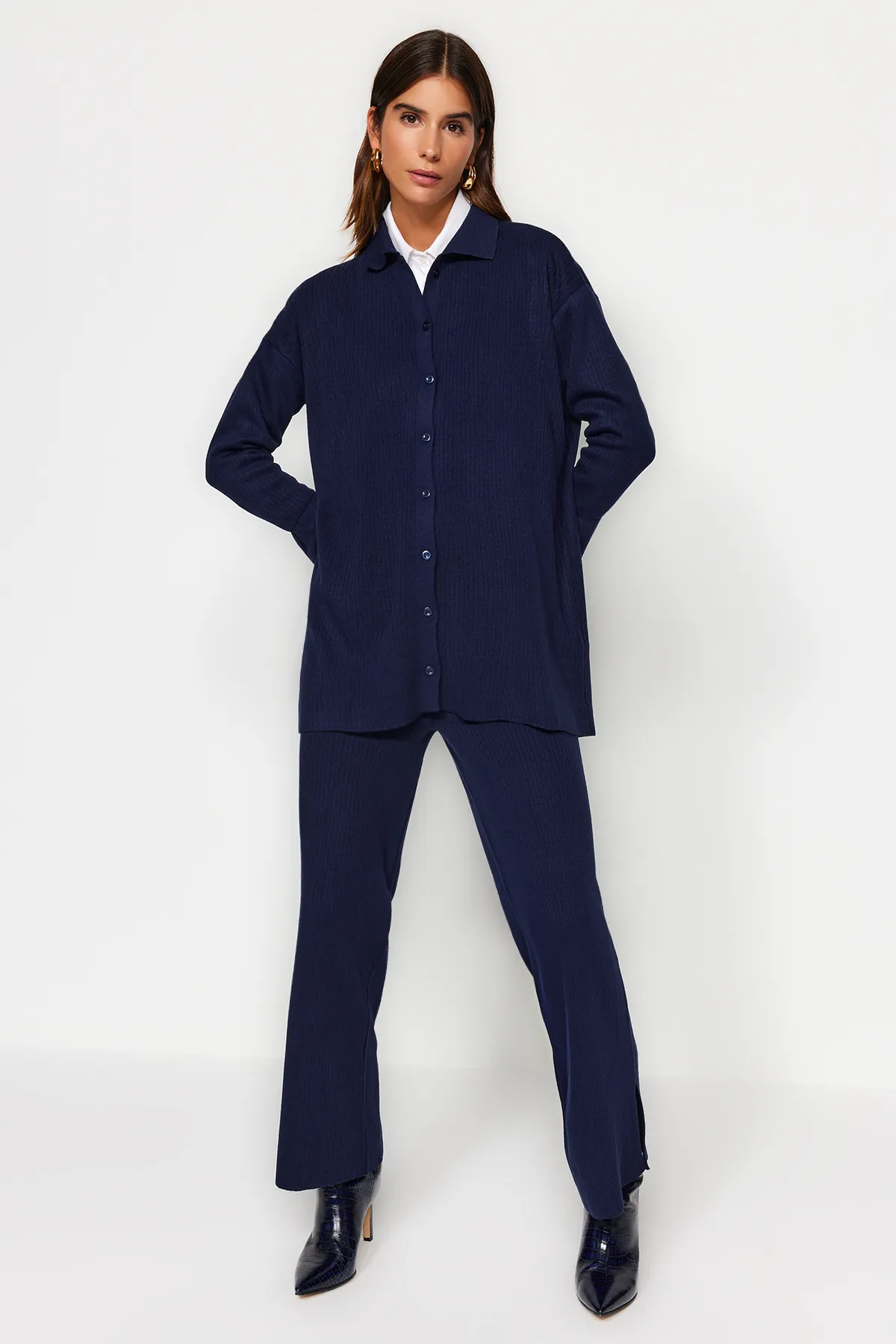 Trendyol Modest  Marineblaues Strickset mit Cardigan und Hose mit Schlitzdetail TCTAW23US00028