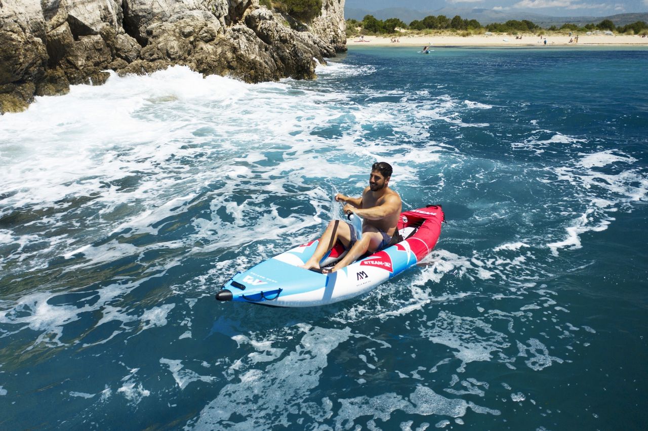 PureHaven Aqua Marina Kajak 312x83 cm für 1 Person mit Luftsitz verstellbarer Lehne Transporttasche Reparaturset und Handpumpe strapazierfähig Blau/Weiß/Rot