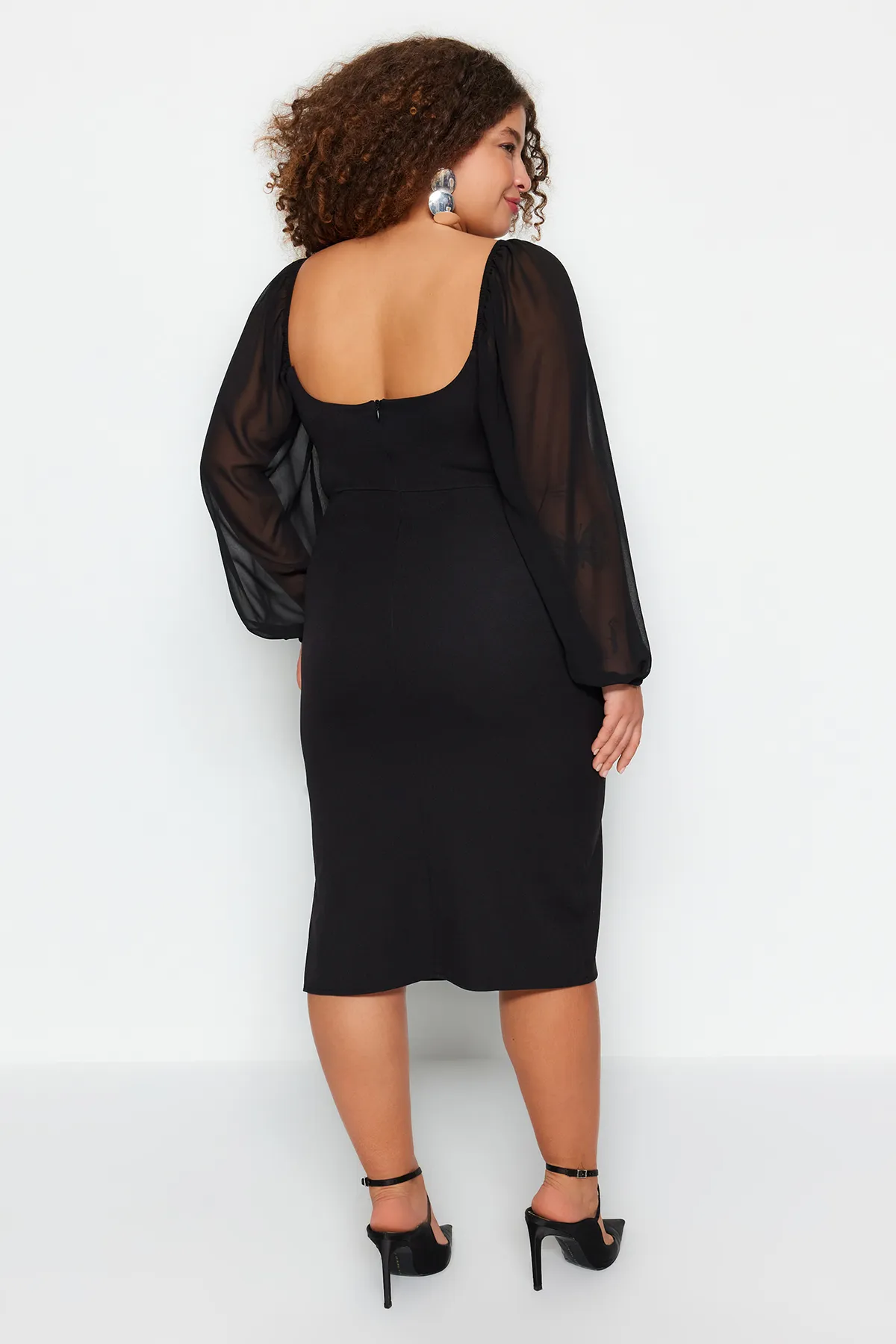 Trendyol Curve  Schwarzes, schlichtes, figurbetontes Mini-Webkleid in Übergröße TBBAW24AH00089