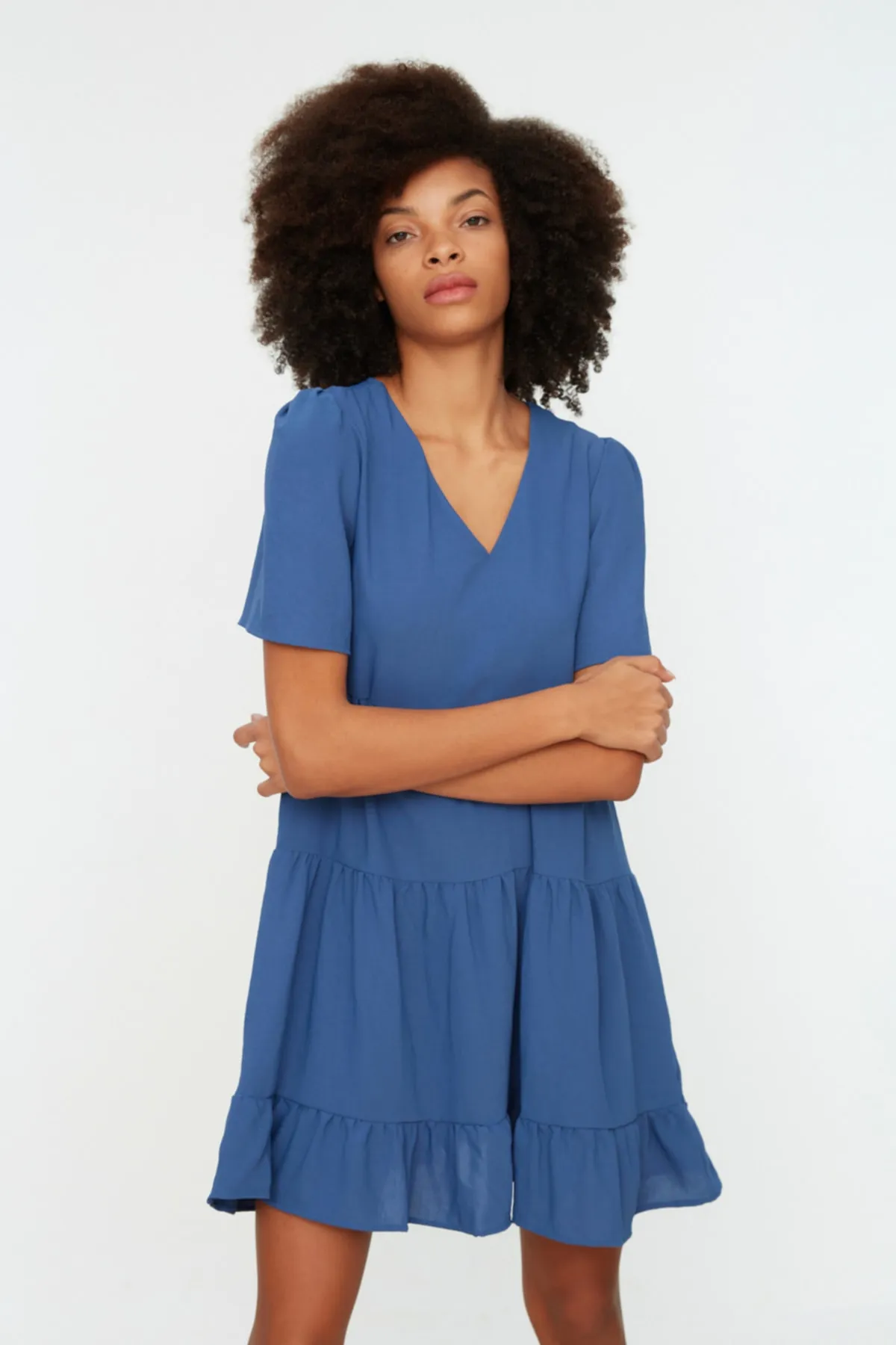 Trendyol Collection  Weit geschnittenes Mini-Webkleid in Indigo TWOSS20EL0400