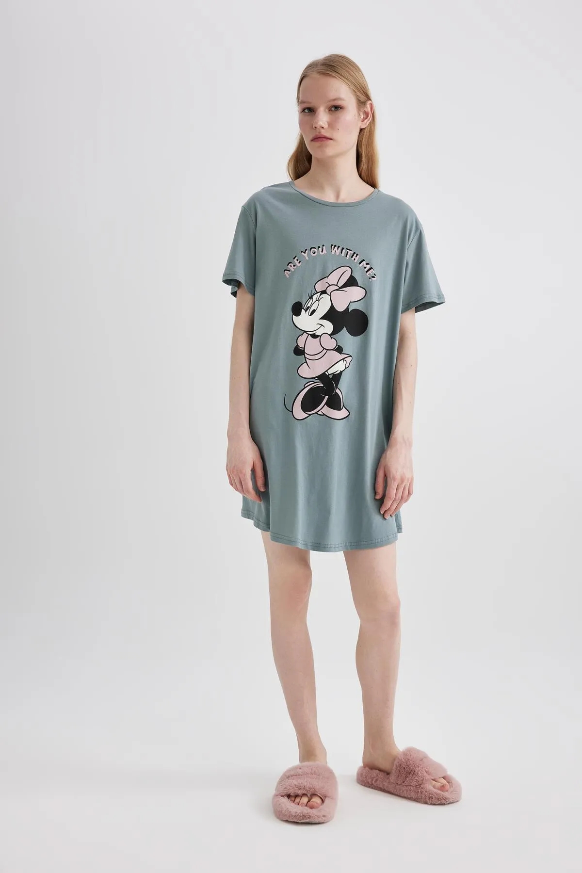 DeFacto  Fall In Love Disney Mickey & Minnie Nachthemd mit Rundhalsausschnitt und kurzen Ärmeln B6462ax24sp