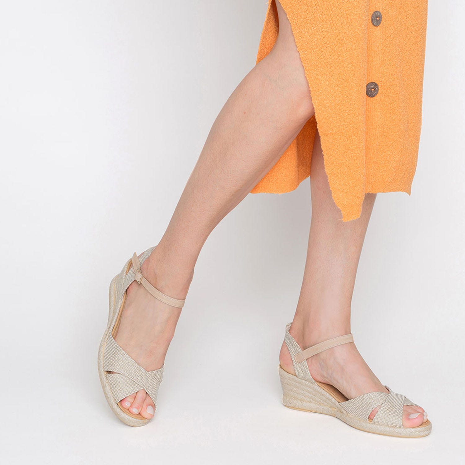 Sandale compensée beige pailleté or