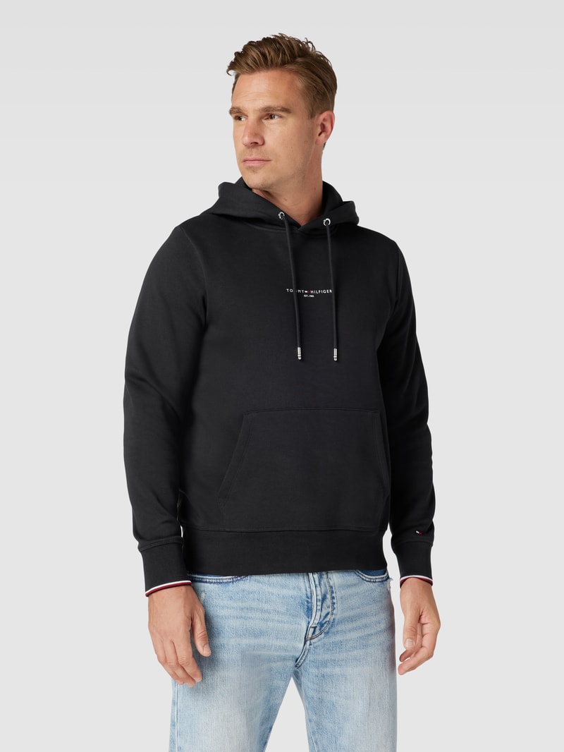 Hoodie mit Känguru-Tasche in schwarz