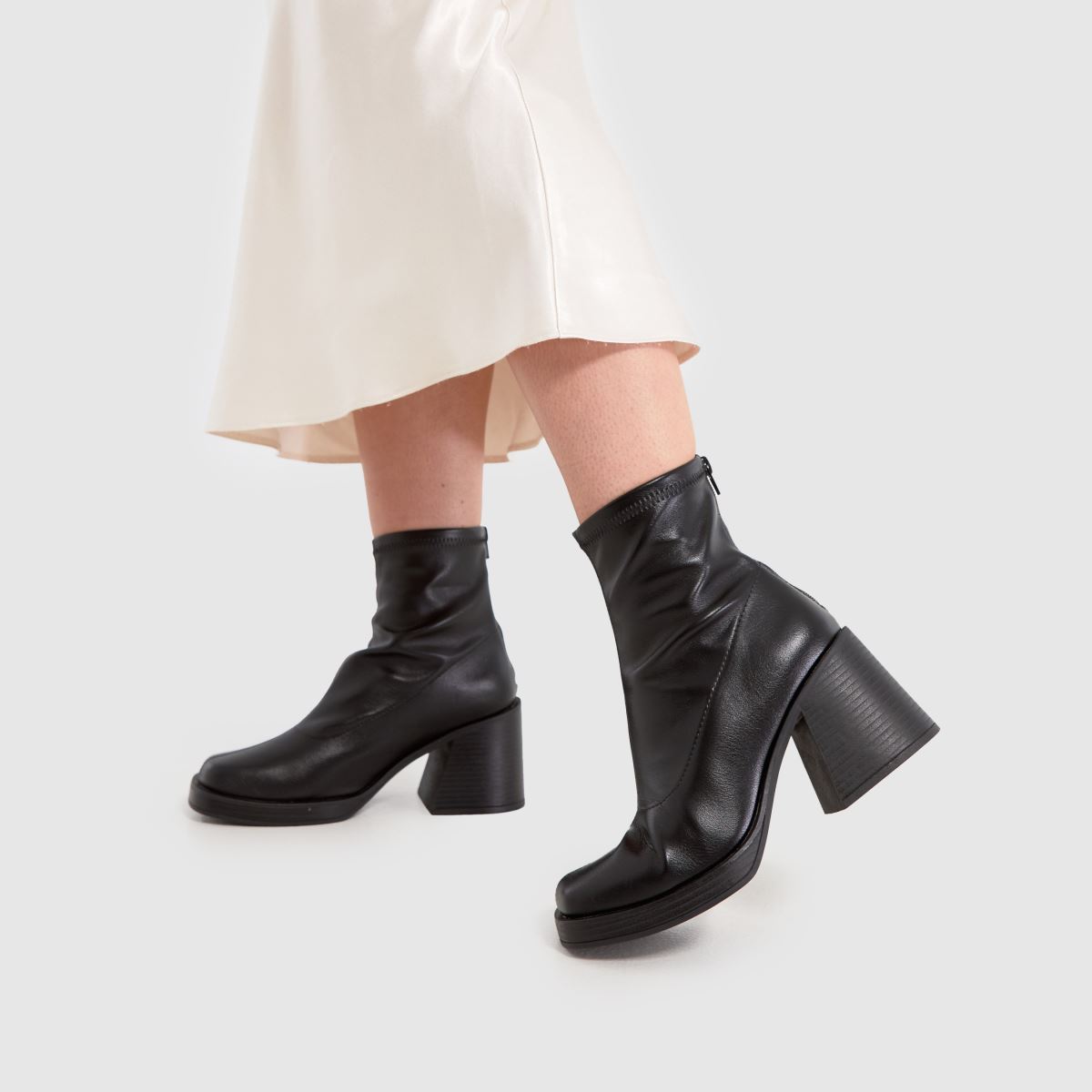 Schuh Brielle – Svarta, stretchiga platåstövlar med plattformsmönster