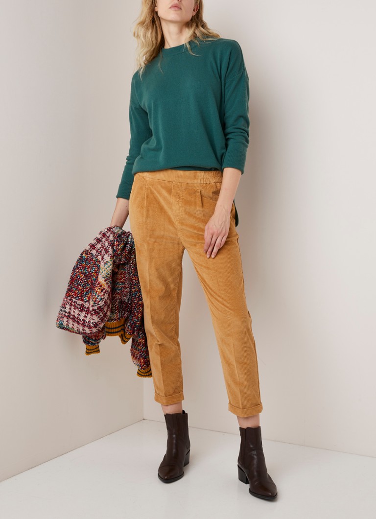 Pantaloni mulați din catifea reiată, cu talie înaltă și croială scurtă pe picior, de la Benetton.