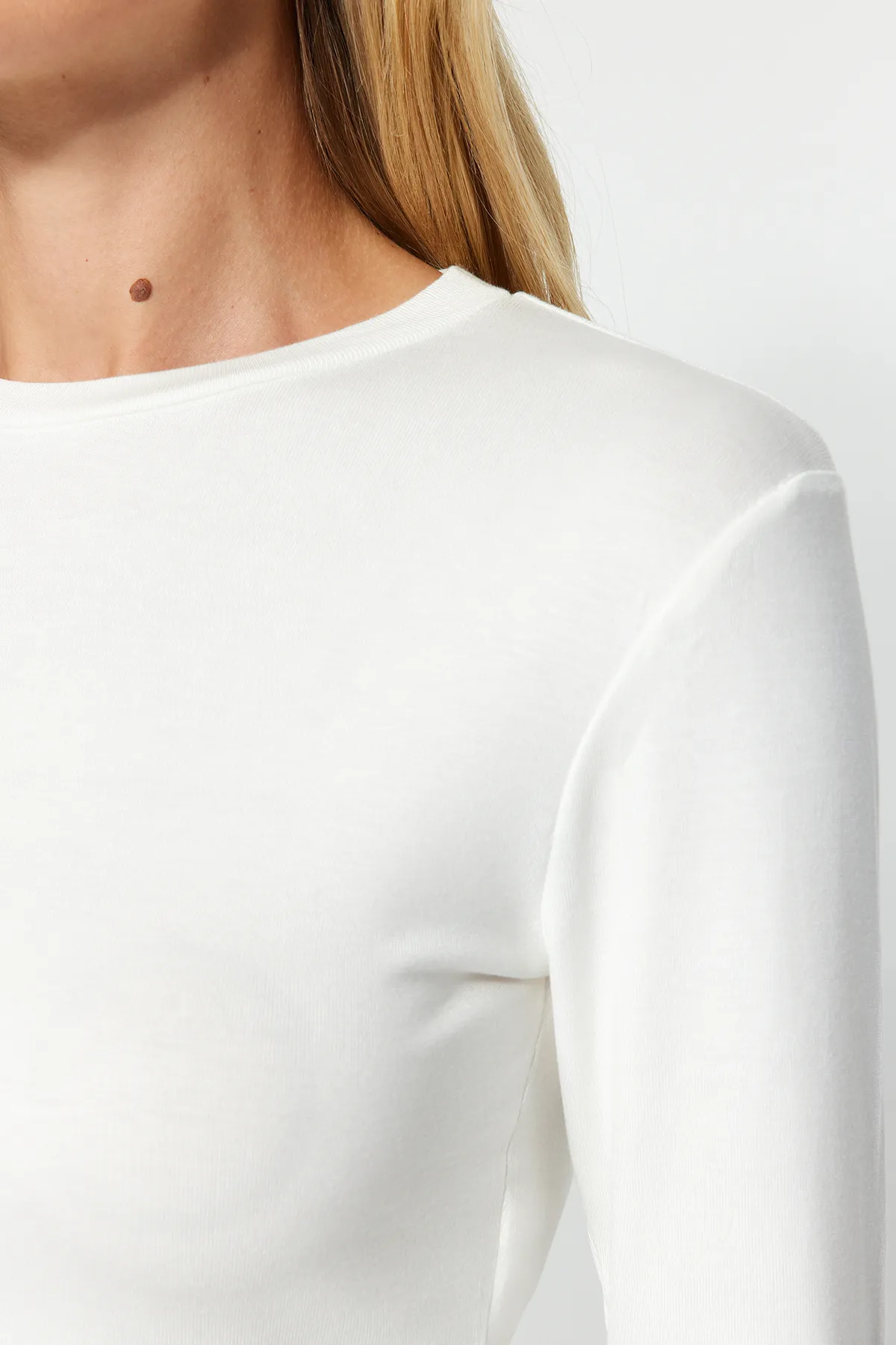 Trendyol Collection  Ecrufarbene Premium-Viskose-Strickbluse mit Rundhalsausschnitt und dehnbarem Schnitt TWOAW24BZ00116
