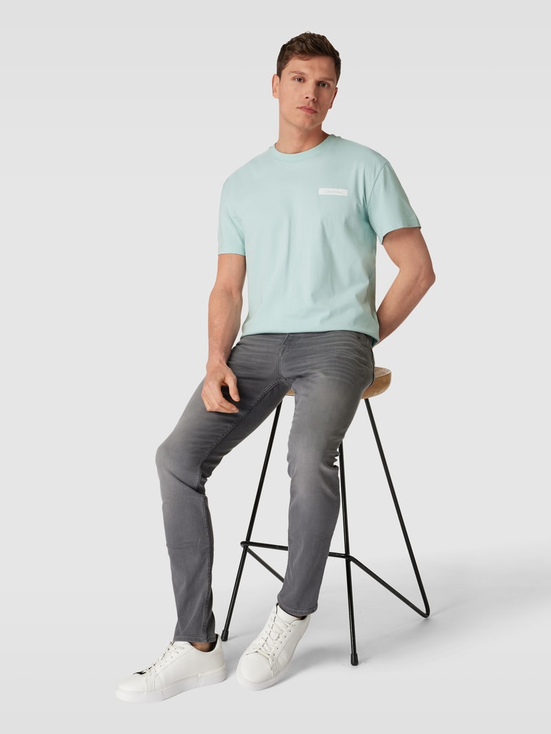 Jeans mit Label-Patch Modell 'Rocko' in mittelgrau