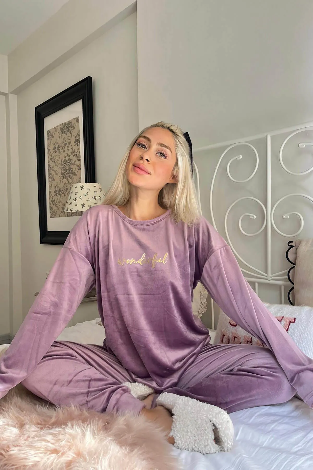 Pijamaevi  Fliederfarbenes, wunderschön gemustertes, exklusives Samt-Pyjama-Set für Damen