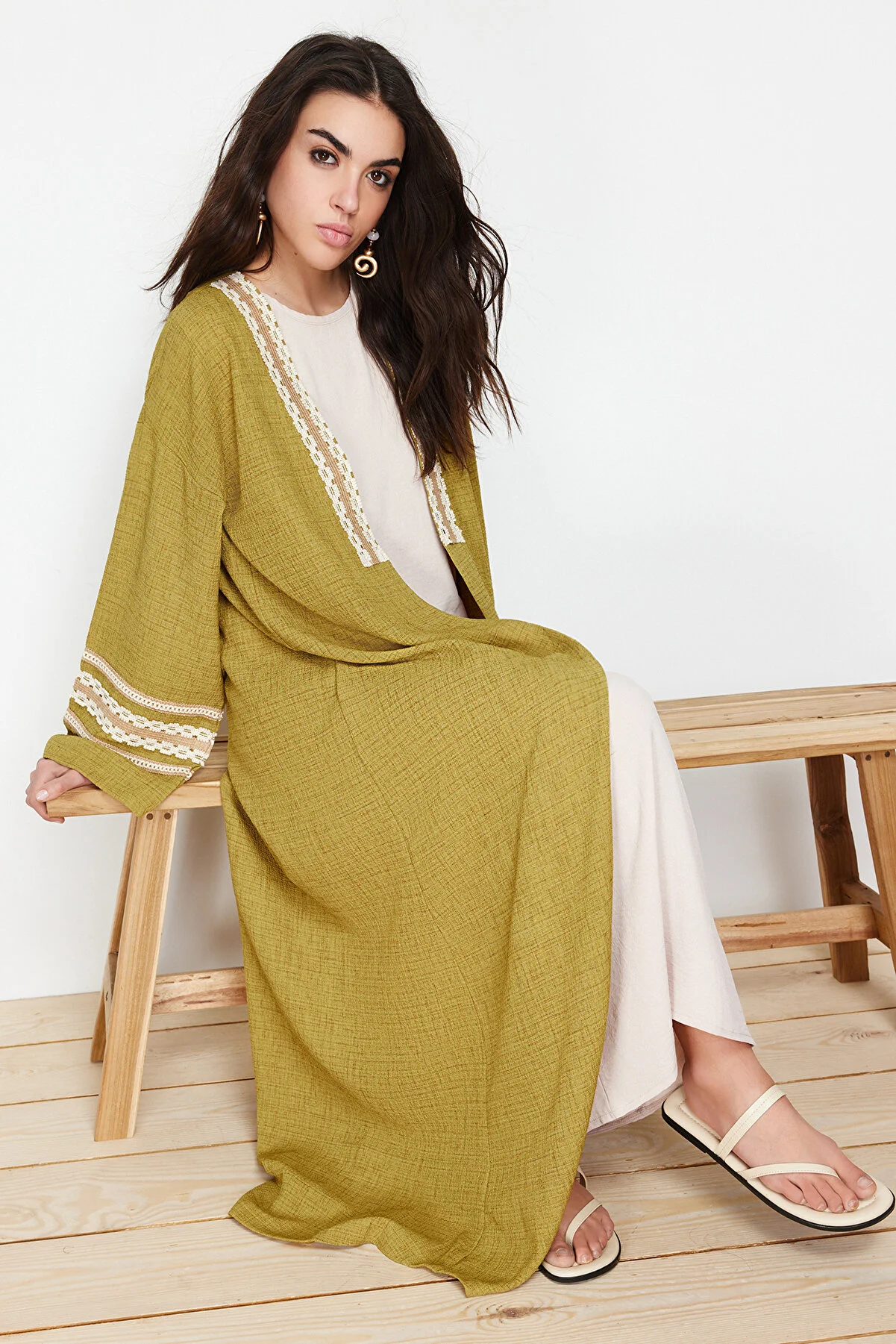 Trendyol Modest  Langer, gewebter Kimono, Kaftan und Abaya mit Ölgrün-Stickerei und detaillierten Details TCTSS24KF00006