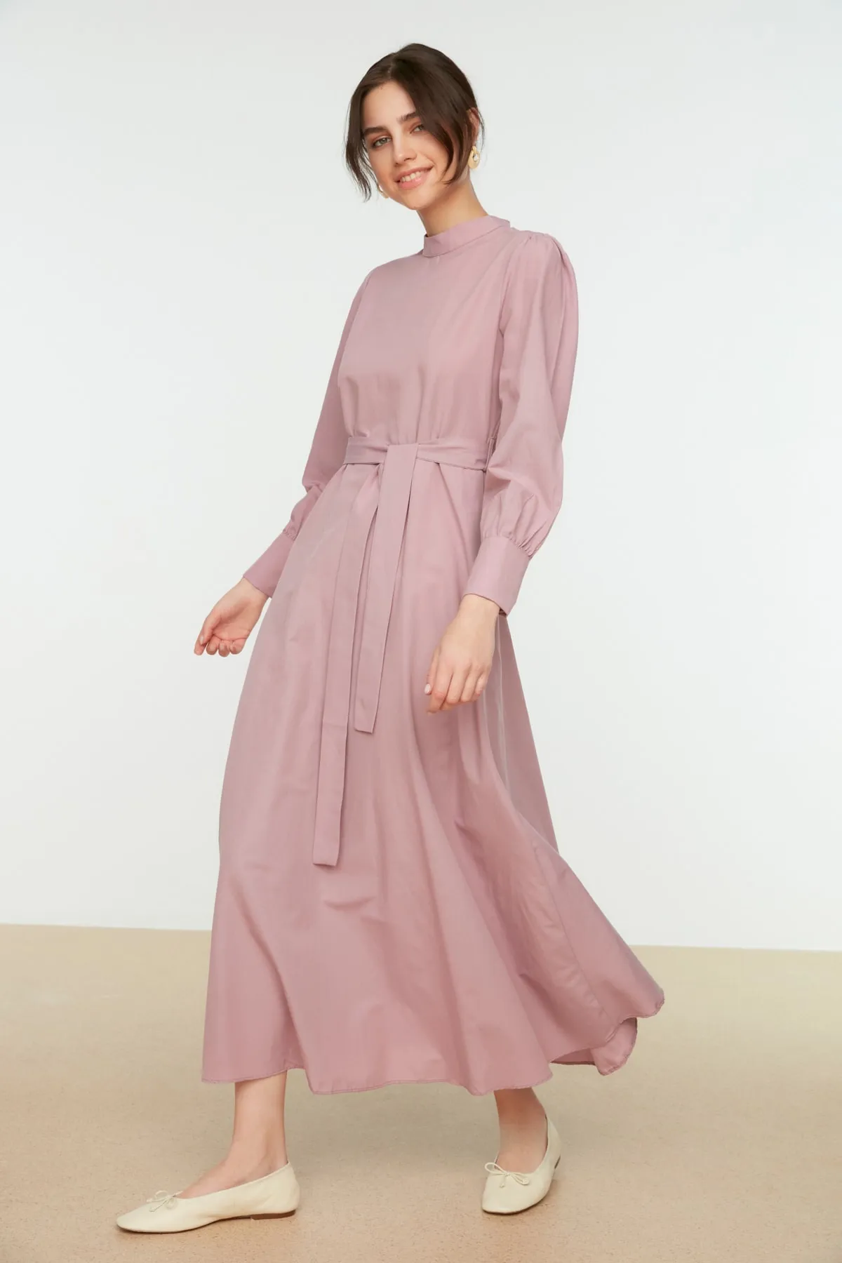 Trendyol Modest  Pflaumenfarbenes Kleid aus gewebter Baumwolle mit Stehkragen, Gürtel und breiten Manschetten TCTSS22EB0100