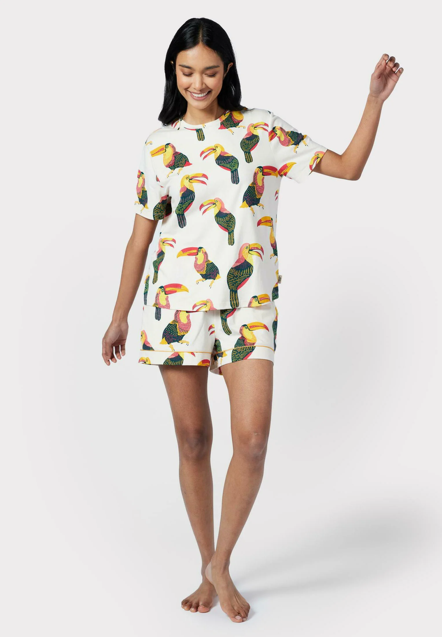 Conjunto de pijama con estampado de tucán de Chelsea Peers