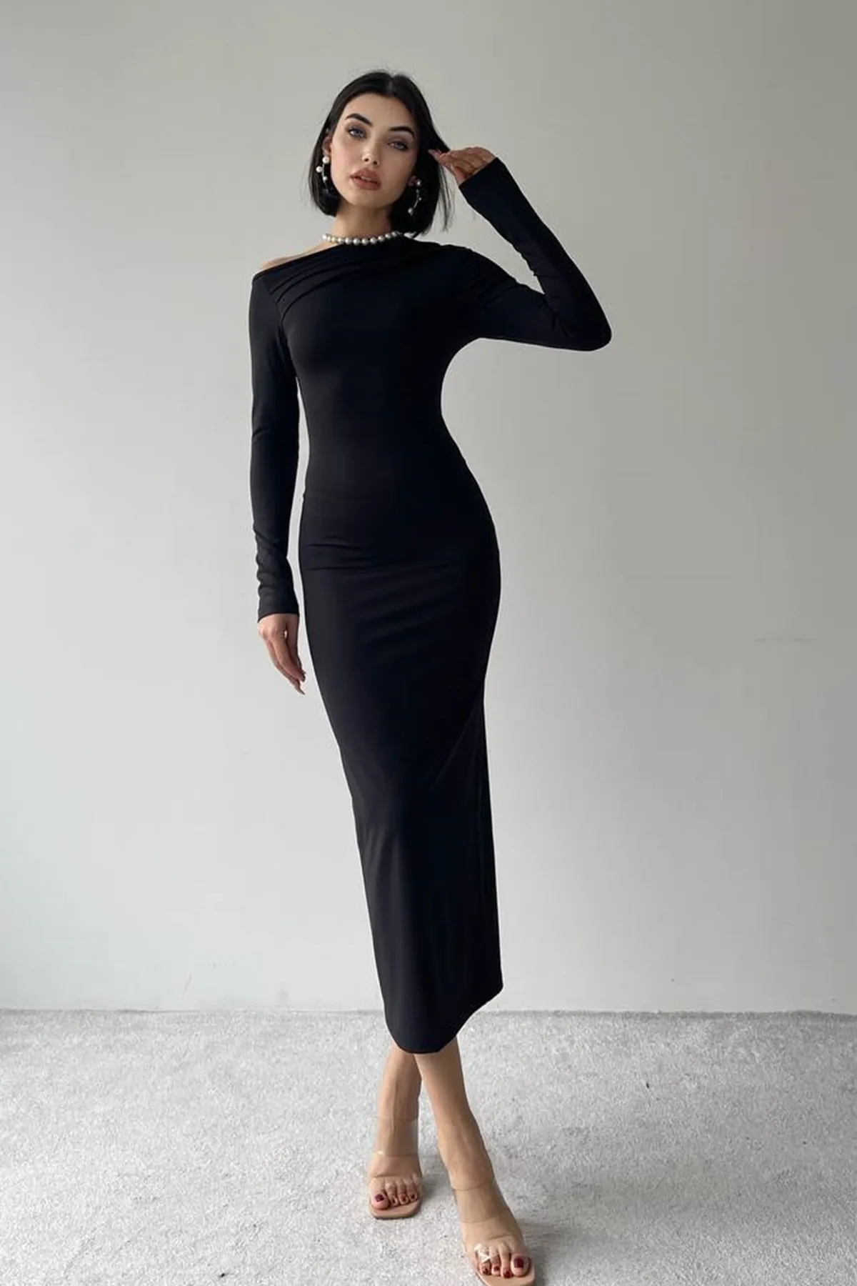 lovebox  Damen Maxikleid in Schwarz mit flexiblem Mikrogewebe an den Schultern, tiefem Ausschnitt und langen Ärmeln, 199