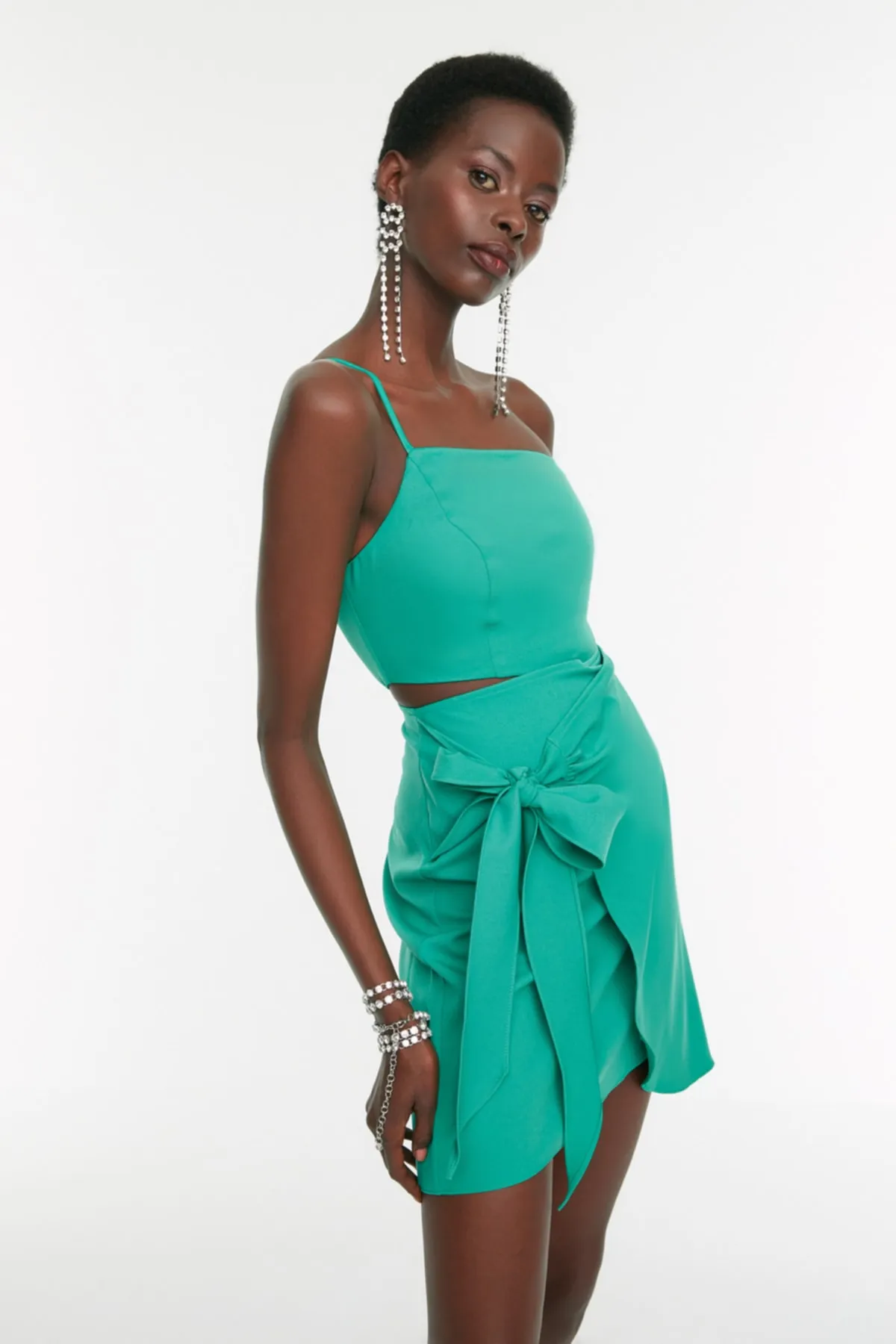 Trendyol Collection  Elegantes Abendkleid mit grünem Taillendetail TPRSS22EL2880