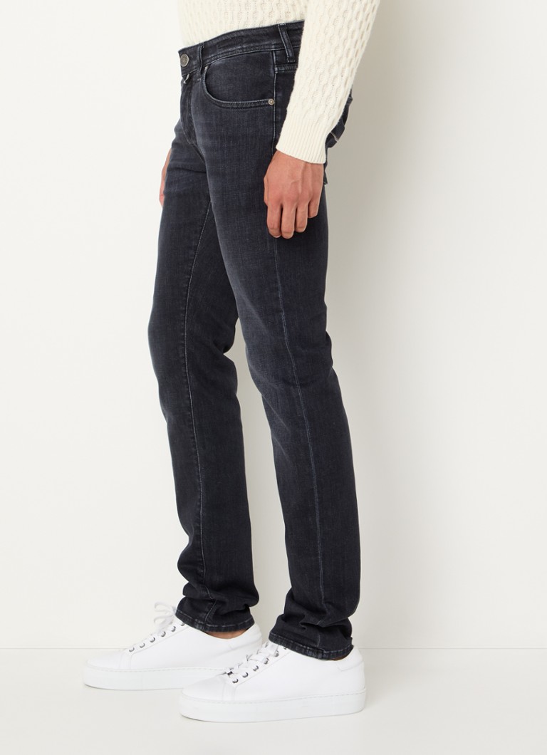 Blugi slim fit Nick de la Jacob Cohen, cu efect uzat.