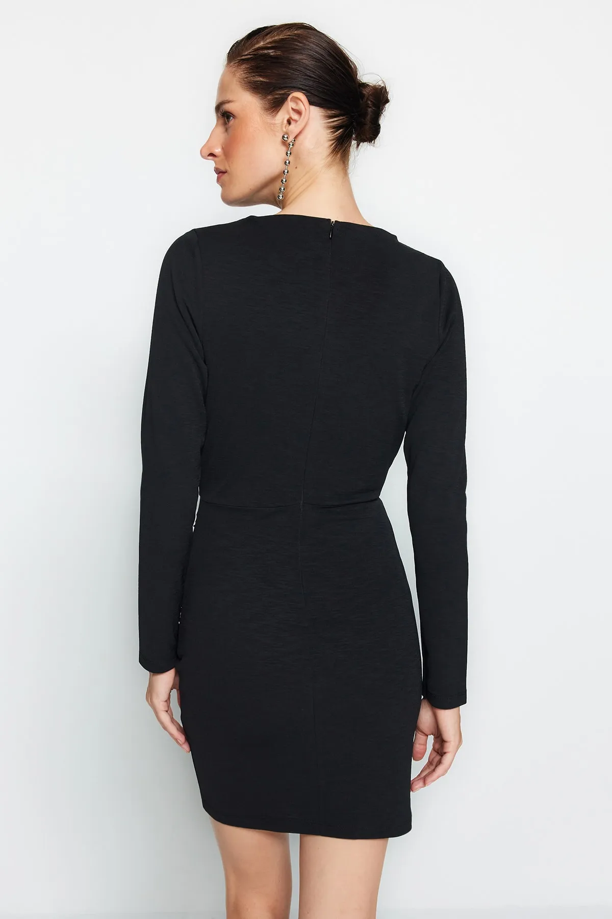 Trendyol Collection  Schwarzes, detailliertes Mini-Strickkleid aus strukturiertem, drapiertem Krepp TWOAW24EL00137