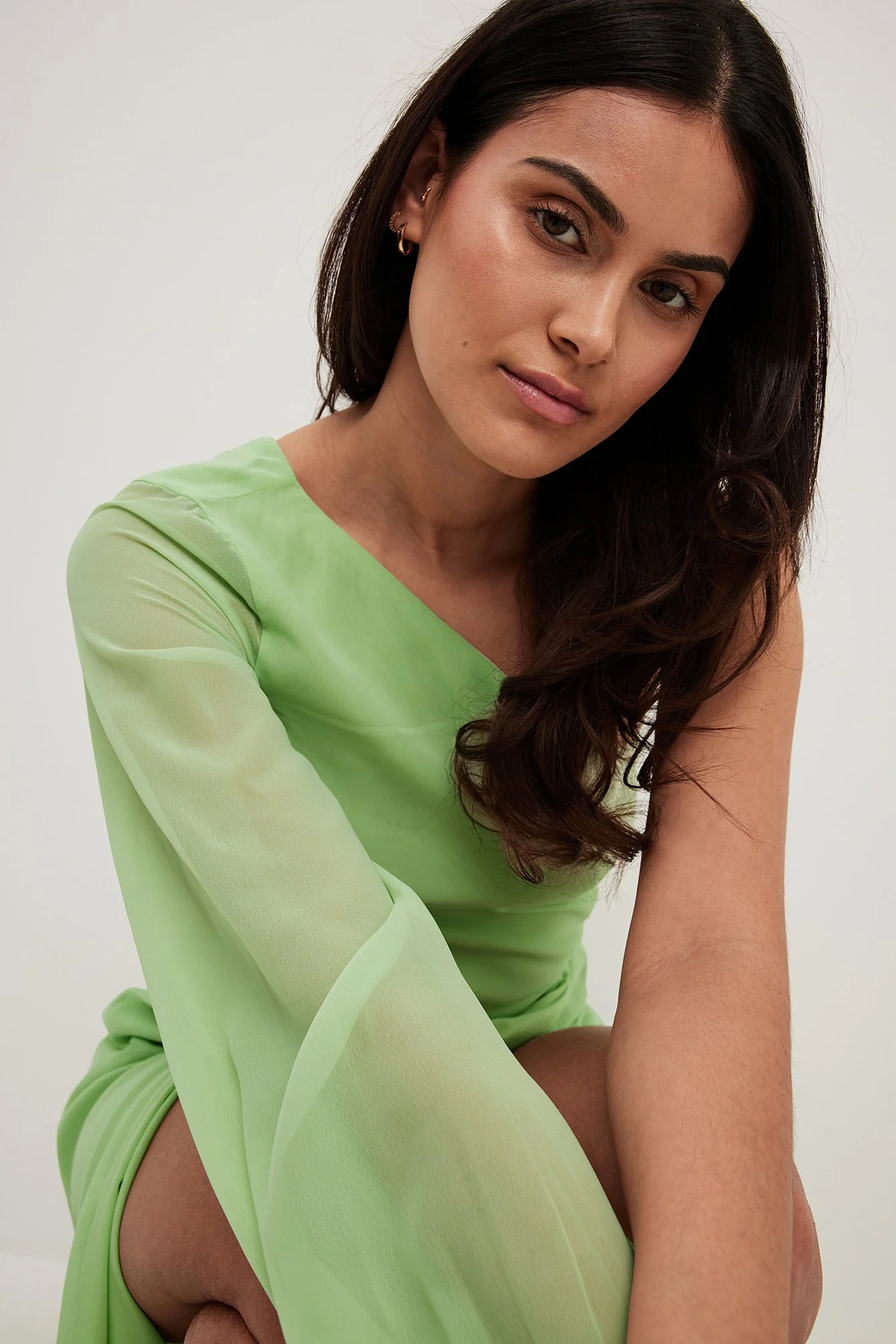Einseitig schulterfreies Maxikleid aus Chiffon