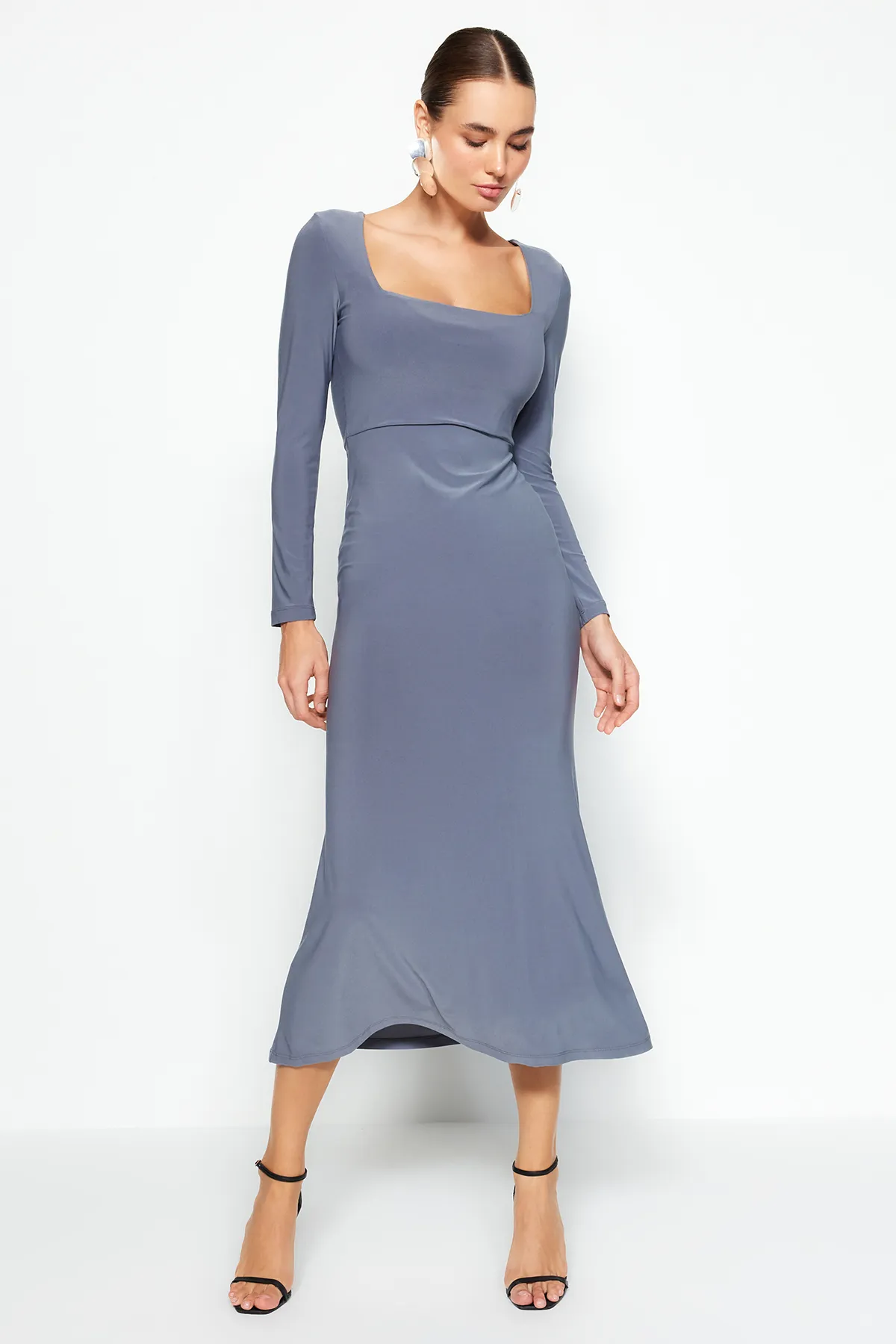 Trendyol Collection  Dunkelgraues, figurbetontes Maxi-Strickkleid mit Volants und quadratischem Ausschnitt TWOAW24EL00613