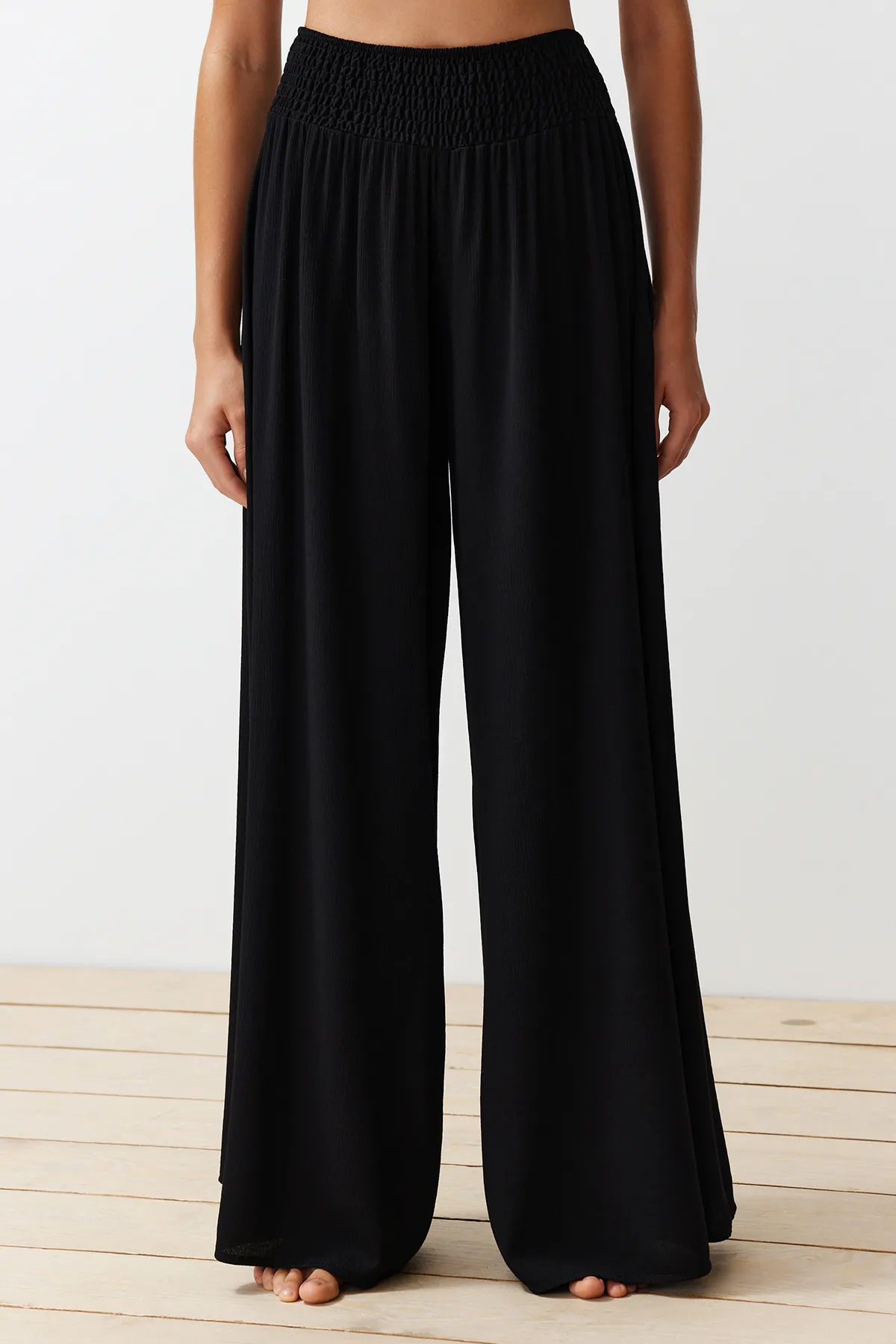 Trendyol Collection  Schwarze Hose mit gewebtem Gipe-Detail TBESS24PL00008