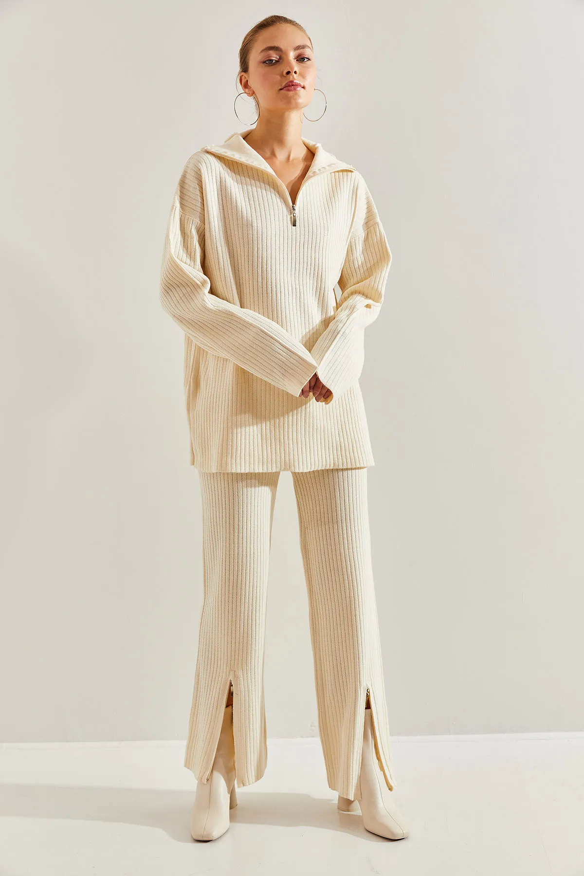 Bianco Lucci  Set aus Strickunterteil und Oberteil für Damen mit Beinen und Kragen mit Reißverschluss