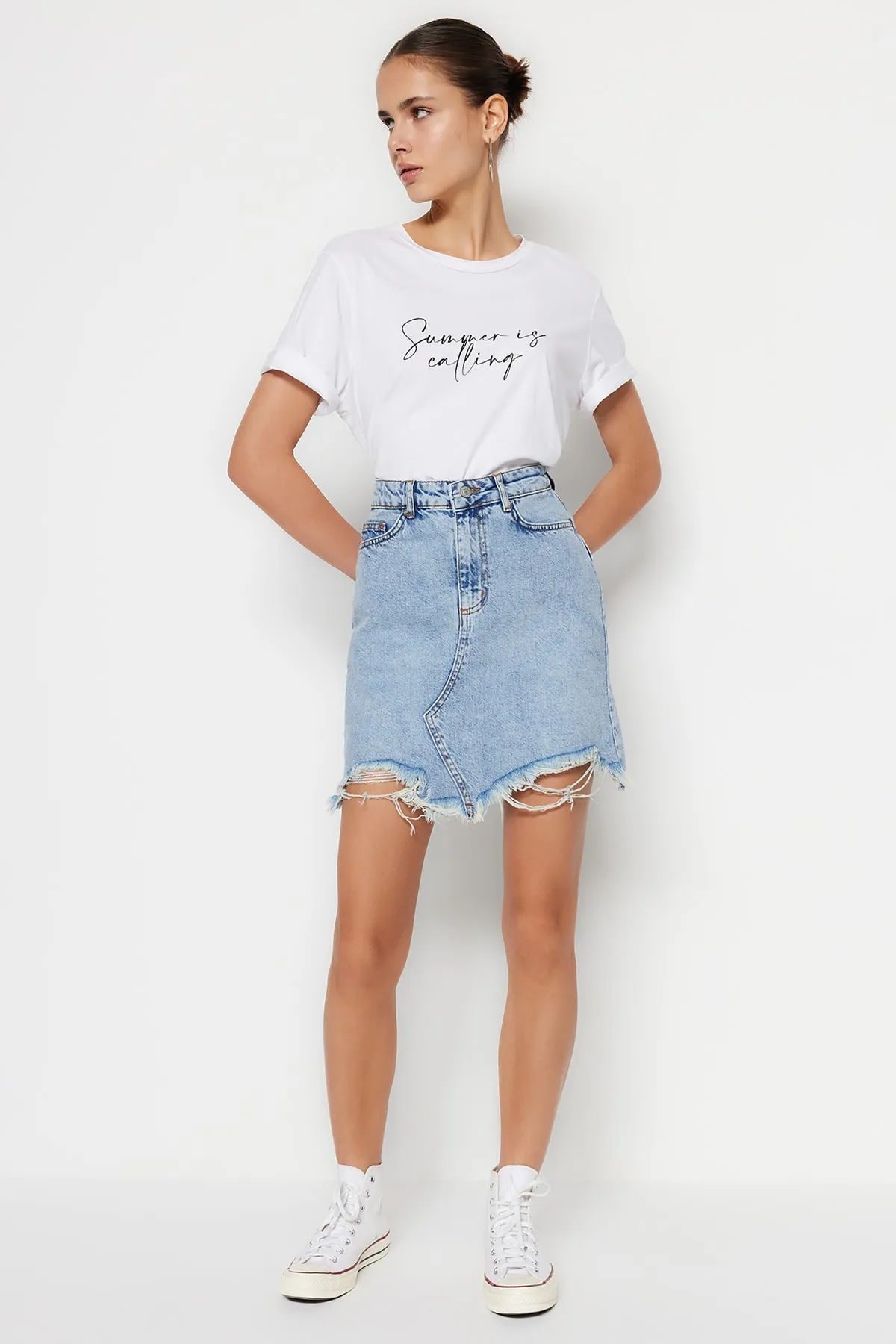Trendyol Collection  Hellblauer zerrissener Jeansrock TWOSS23ET00287