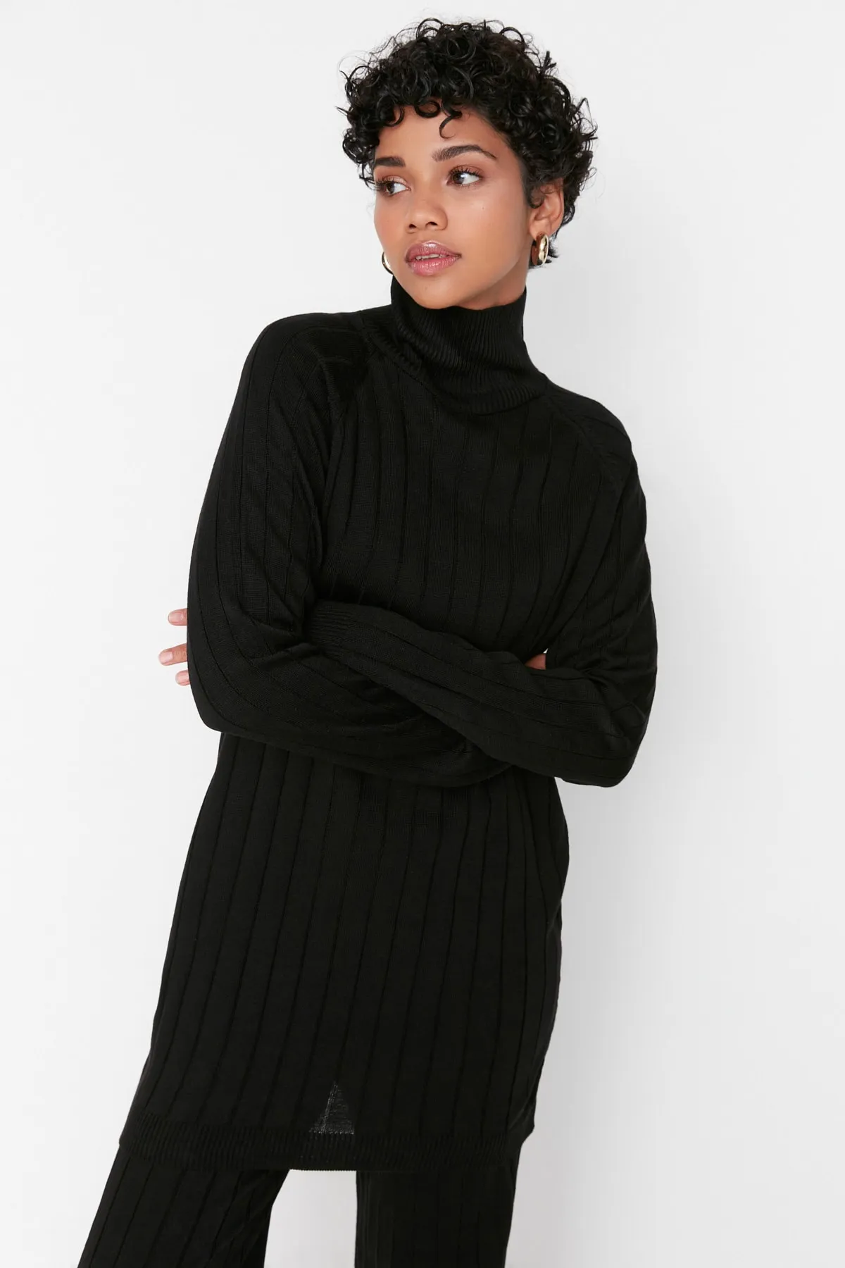 Trendyol Modest  Schwarzes Strickset aus geripptem Rollkragenpullover und Hose TCTAW23US00002