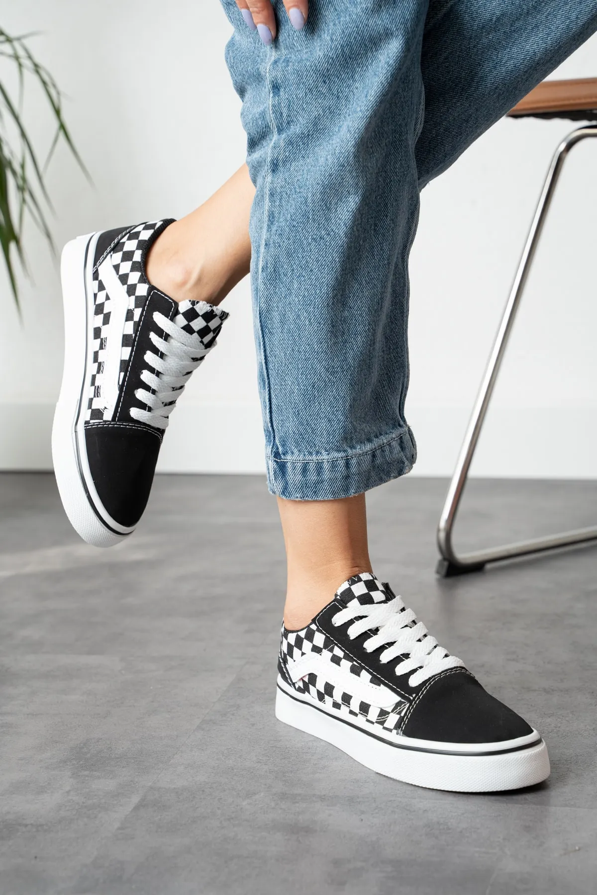 Ayax  Lässiger Unisex-Sneaker (DamenHerren) mit Schachbrettmuster in Schwarz und Weiß