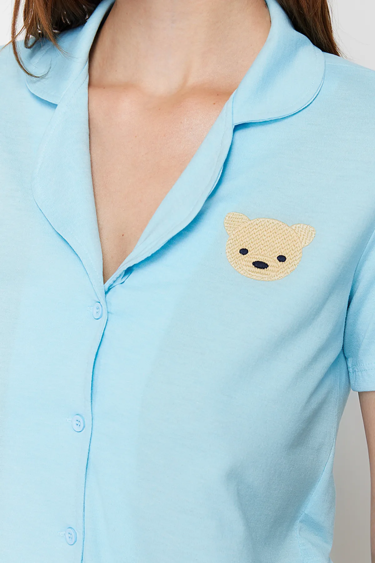 Trendyol Collection  Blaues Pyjama-Set aus Hemd und Shorts aus 100 % Baumwolle mit Teddybär-Stickerei THMSS23PT00012