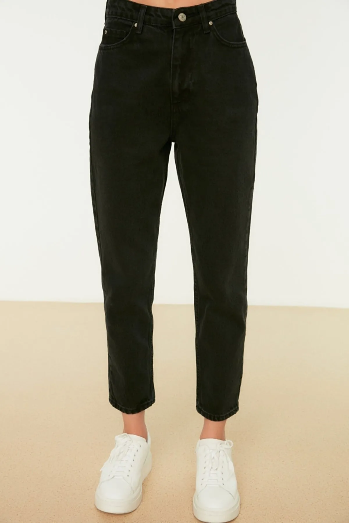 LİMABEL  Schwarze Mom-Jeans-Hose mit hoher Taille und farbechtem Lycra. Schwarze besonders bequeme Mom-Jeans