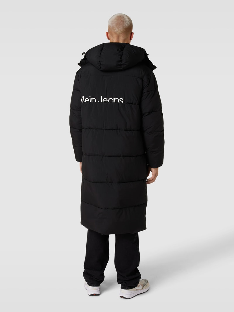 Steppmantel mit Label-Print Modell 'ESSENTIALS' in black