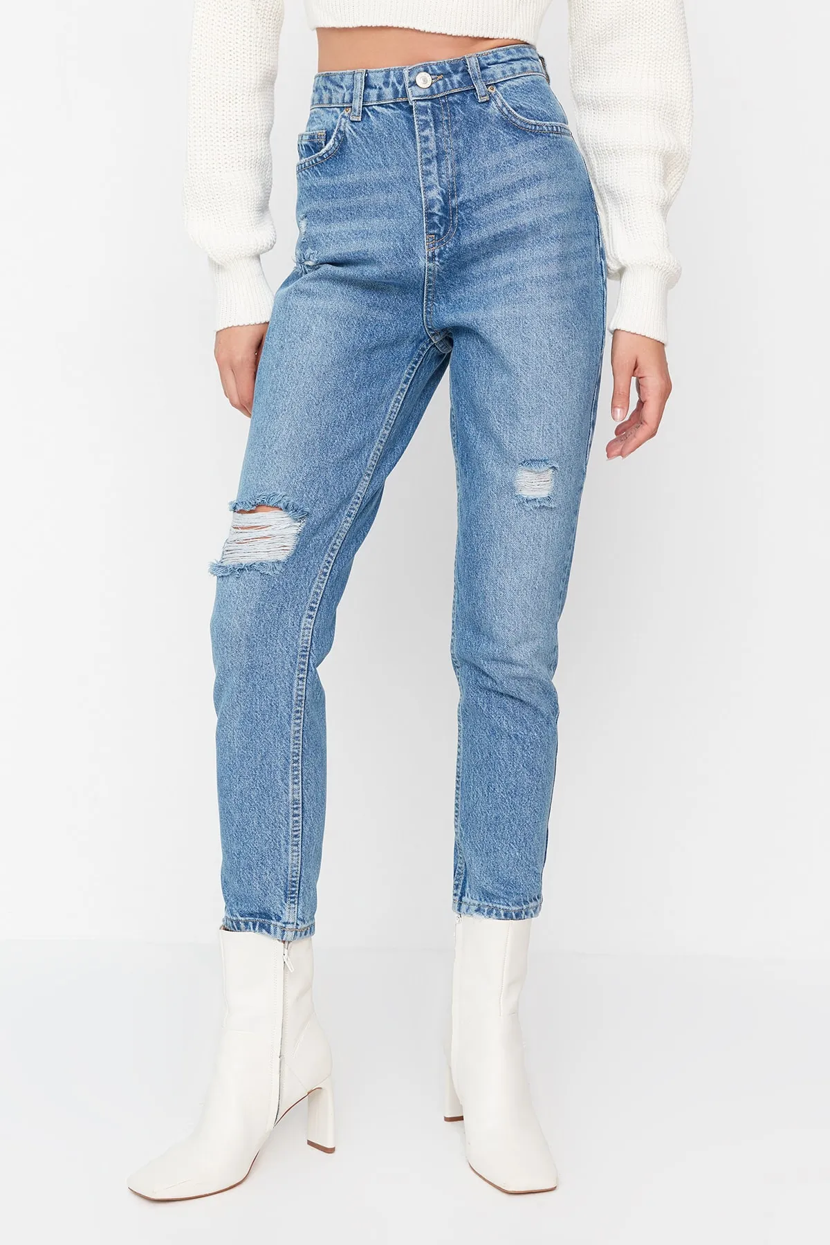 Trendyol Collection  Dunkelblaue Mom-Jeans mit zerrissenem Detail und hoher Taille TWOSS21JE0110