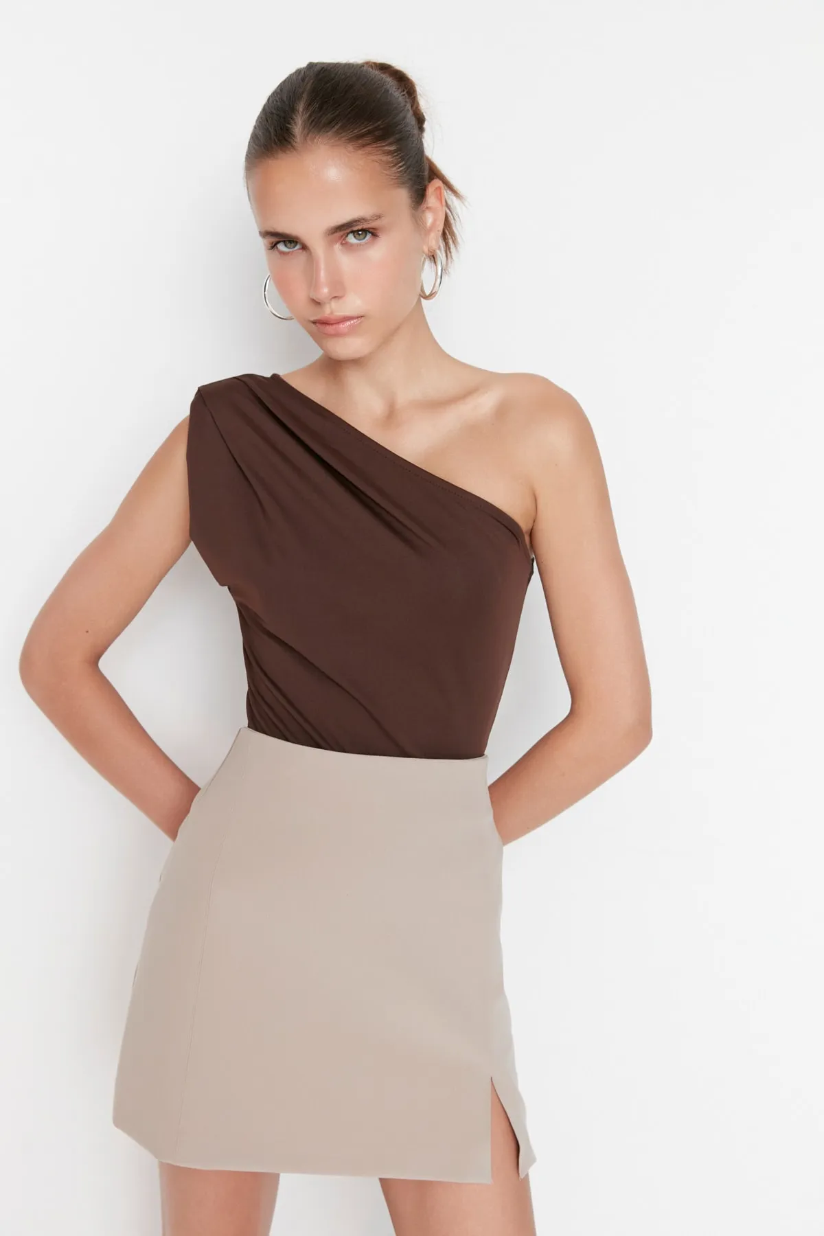 Trendyol Collection  Brauner flexibler Strickbody mit asymmetrischem Kragen und Druckknöpfen an der Unterseite TWOSS22BD00014
