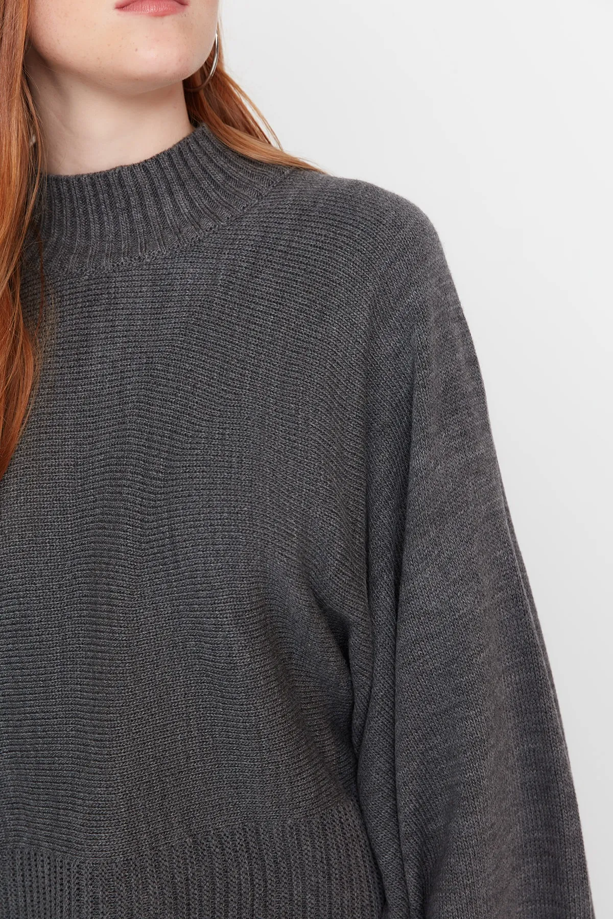 Trendyol Collection  Anthrazitfarbener Strickpullover mit Fledermausärmeln TWOAW23KZ01838