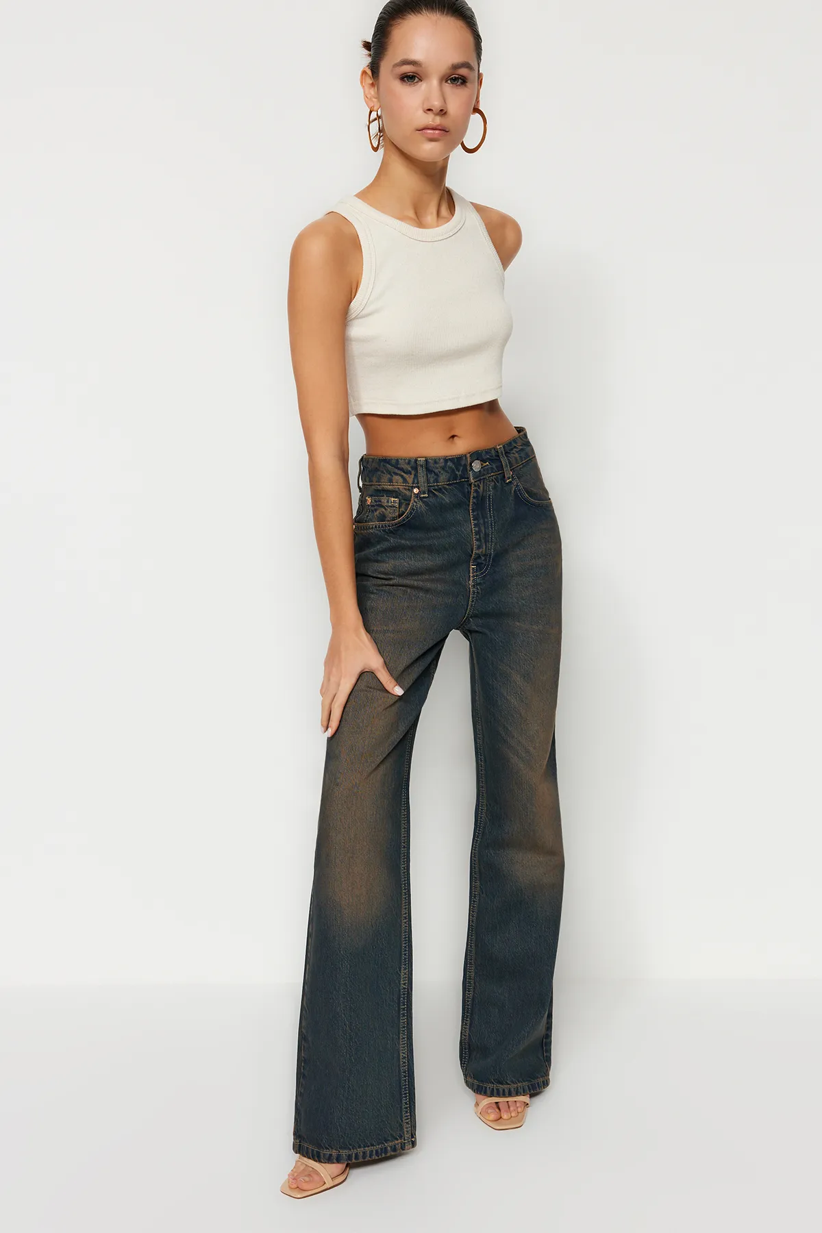 Trendyol Collection  Dunkelblaue Jeans mit blassem Effekt und hoher Taille und weitem Bein im Vintage-Stil TWOSS24JE00018