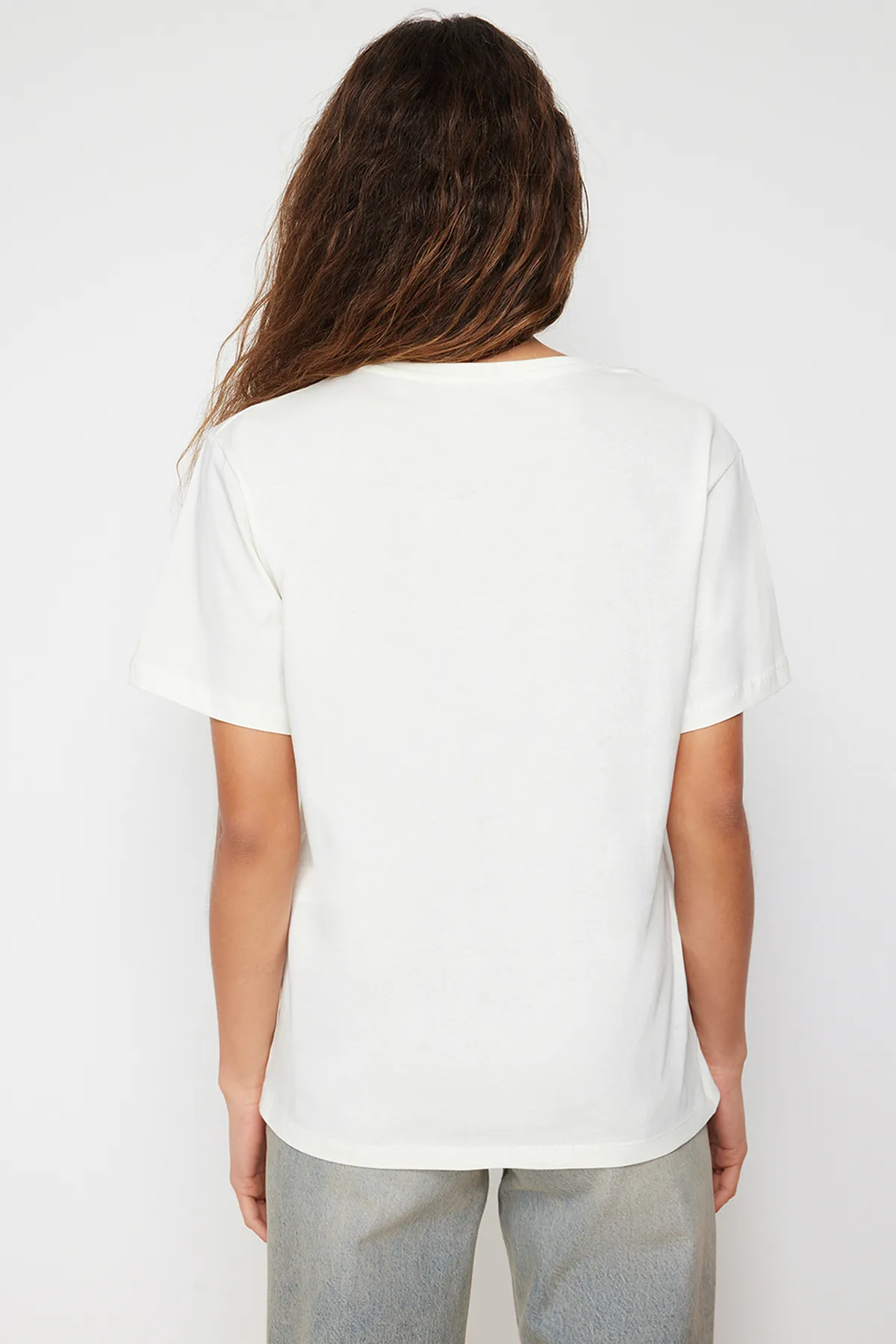 Trendyol Collection  Ecru, 100 % Baumwolle, Oversize/Weite Passform, V-Ausschnitt, Strick-T-Shirt TWOSS23TS00003