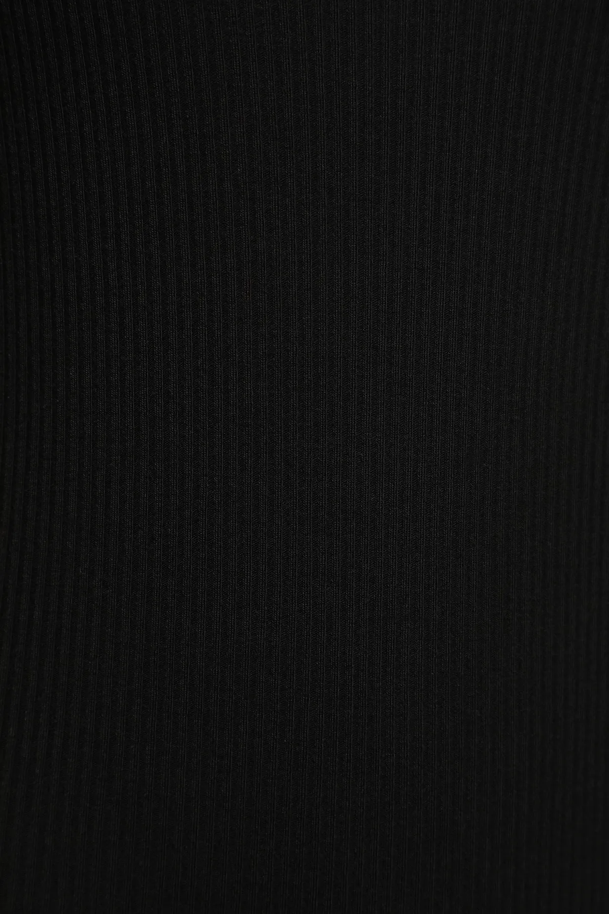 Trendyol Collection  Schwarzer gerippter, dehnbarer Strickbody mit Druckknöpfen und asymmetrischem Kragen TWOSS22BD00011