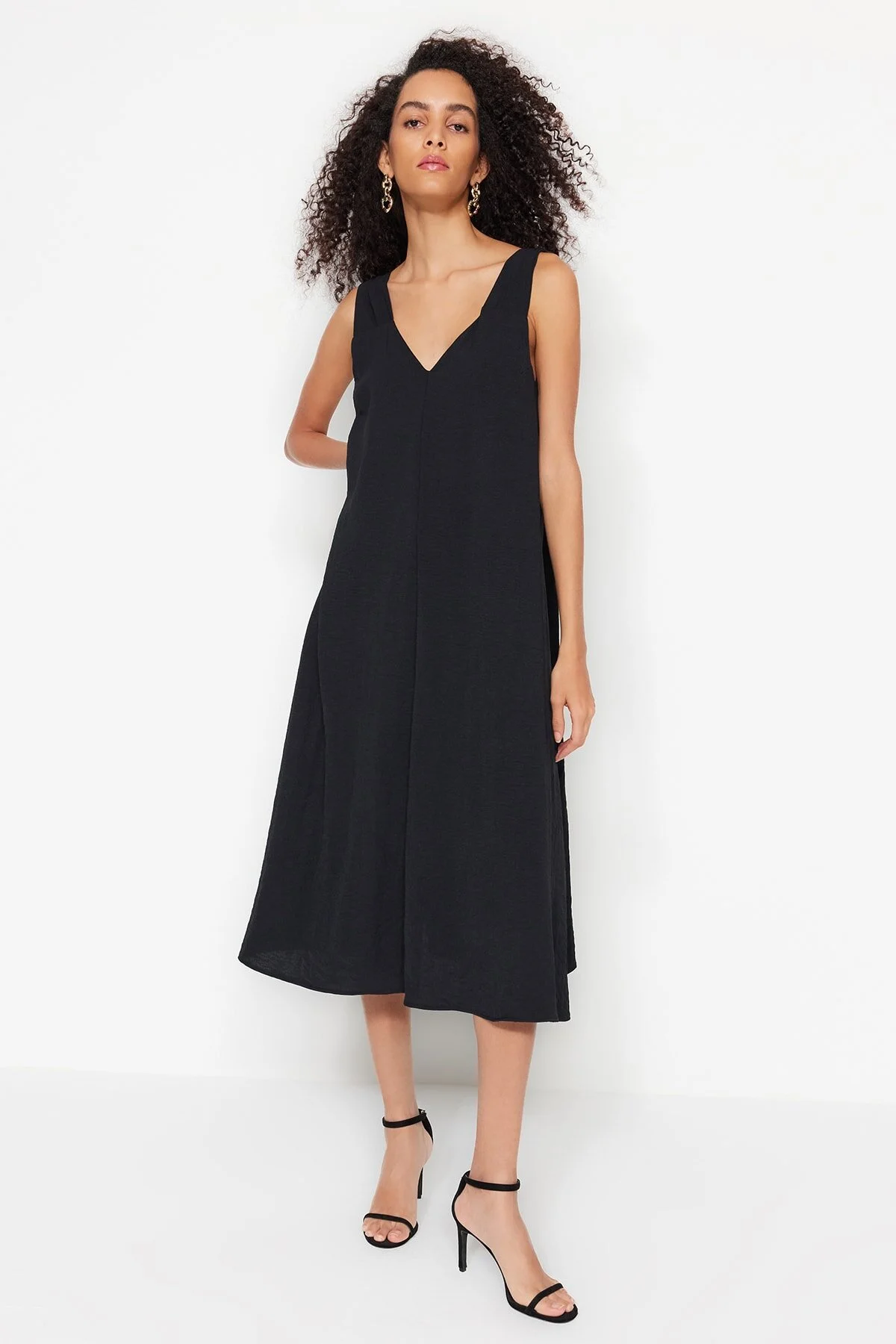Trendyol Collection  Schwarzes Midi-Webkleid mit entspannter Passform TWOSS23EL00882