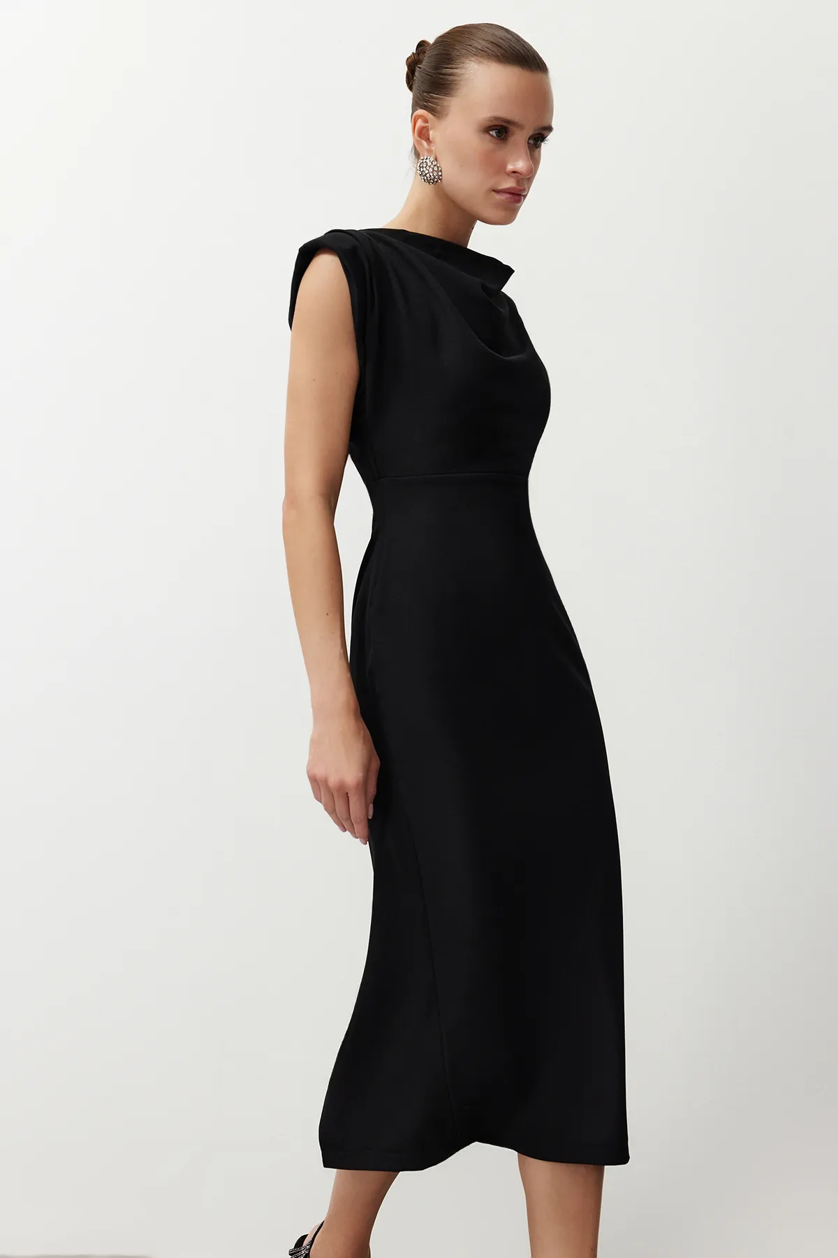 Trendyol Collection  Schwarzes, figurbetontes, gewebtes, stilvolles Abendkleid mit Degaje-Kragen TPRSS24EL00156