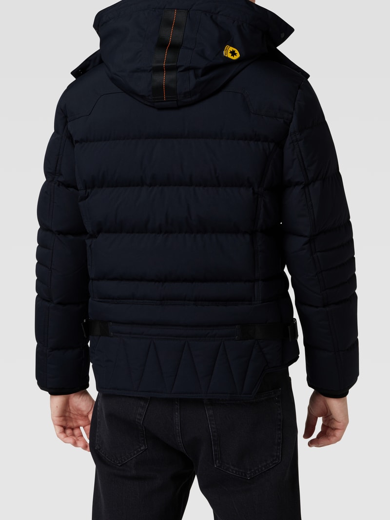 Steppjacke mit Label-Patch in marineblau