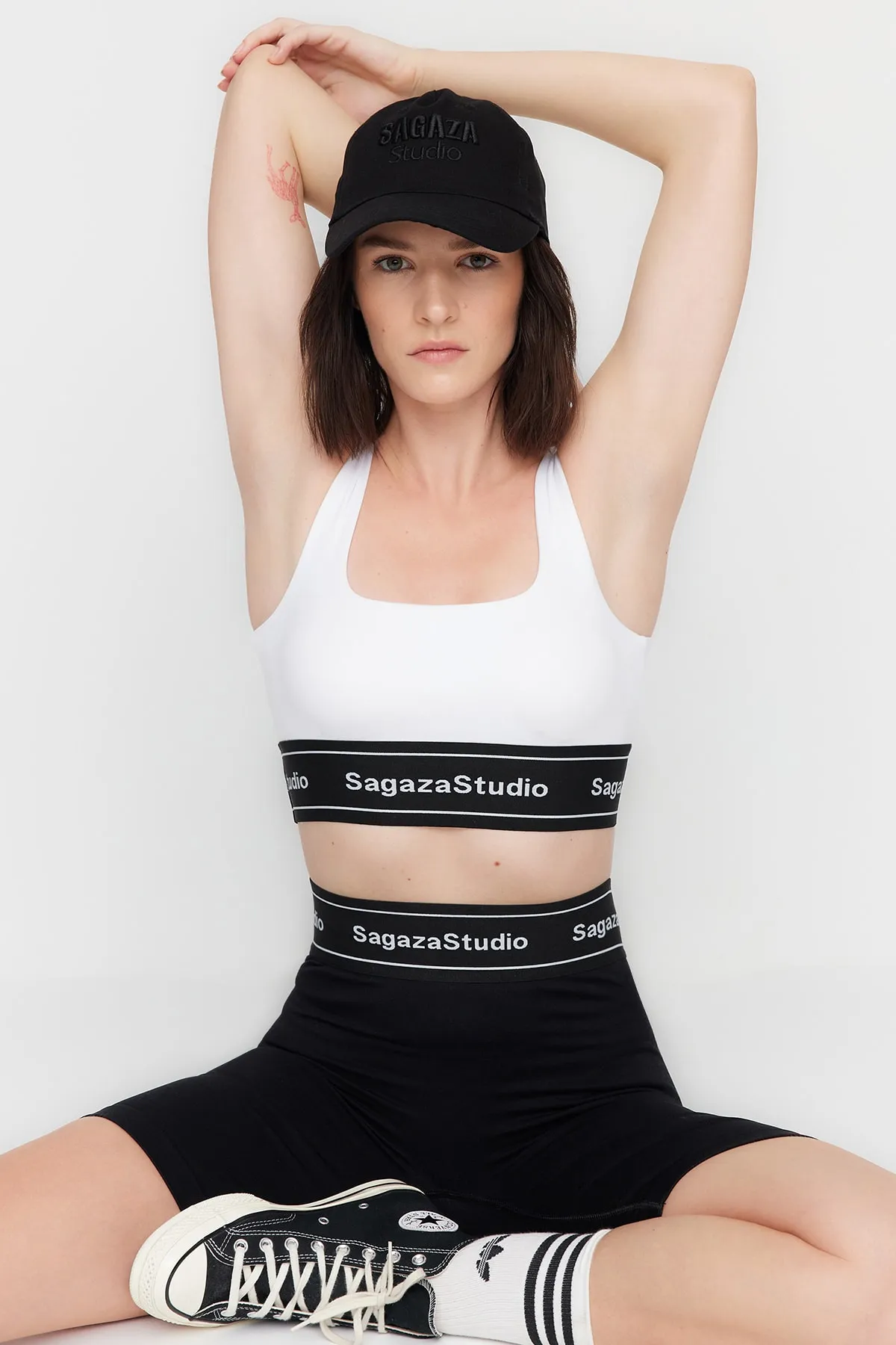 Trendyol Collection  X Sagaza Studio Weißer Supportive Recovery Sport-BH mit eckigem Kragen TCLSS23SS00002